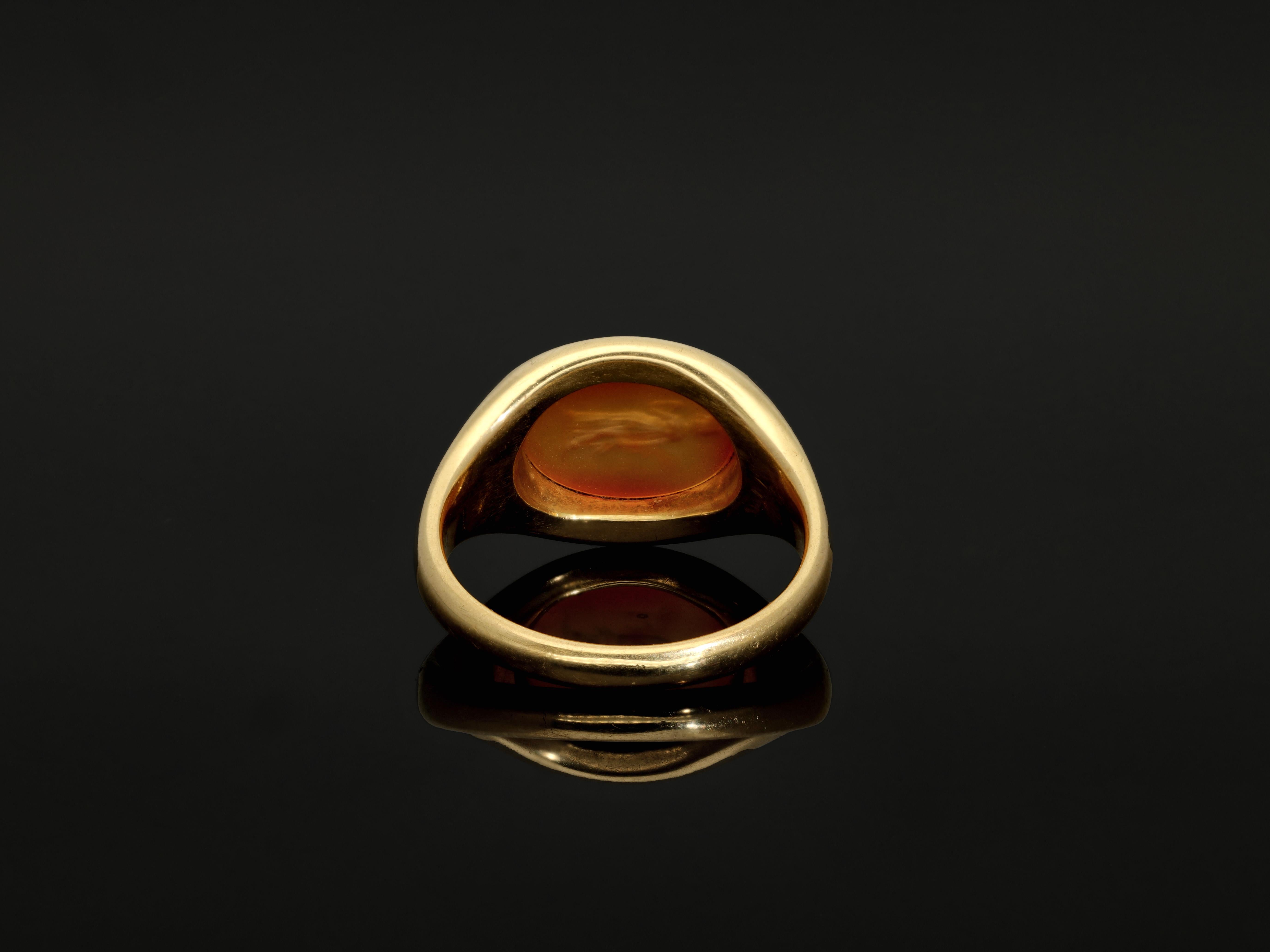 Antique Unisex Carnelian Intaglio Signet Ring, 18k Gold Large Agate Seal Ring In Good Condition For Sale In Rottedam, NL