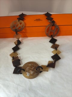 Antica collana unisex in oro con ciondolo dal disegno intricato, Circa 1900