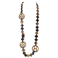Antica collana unisex in oro con ciondolo dal disegno intricato, Circa 1900