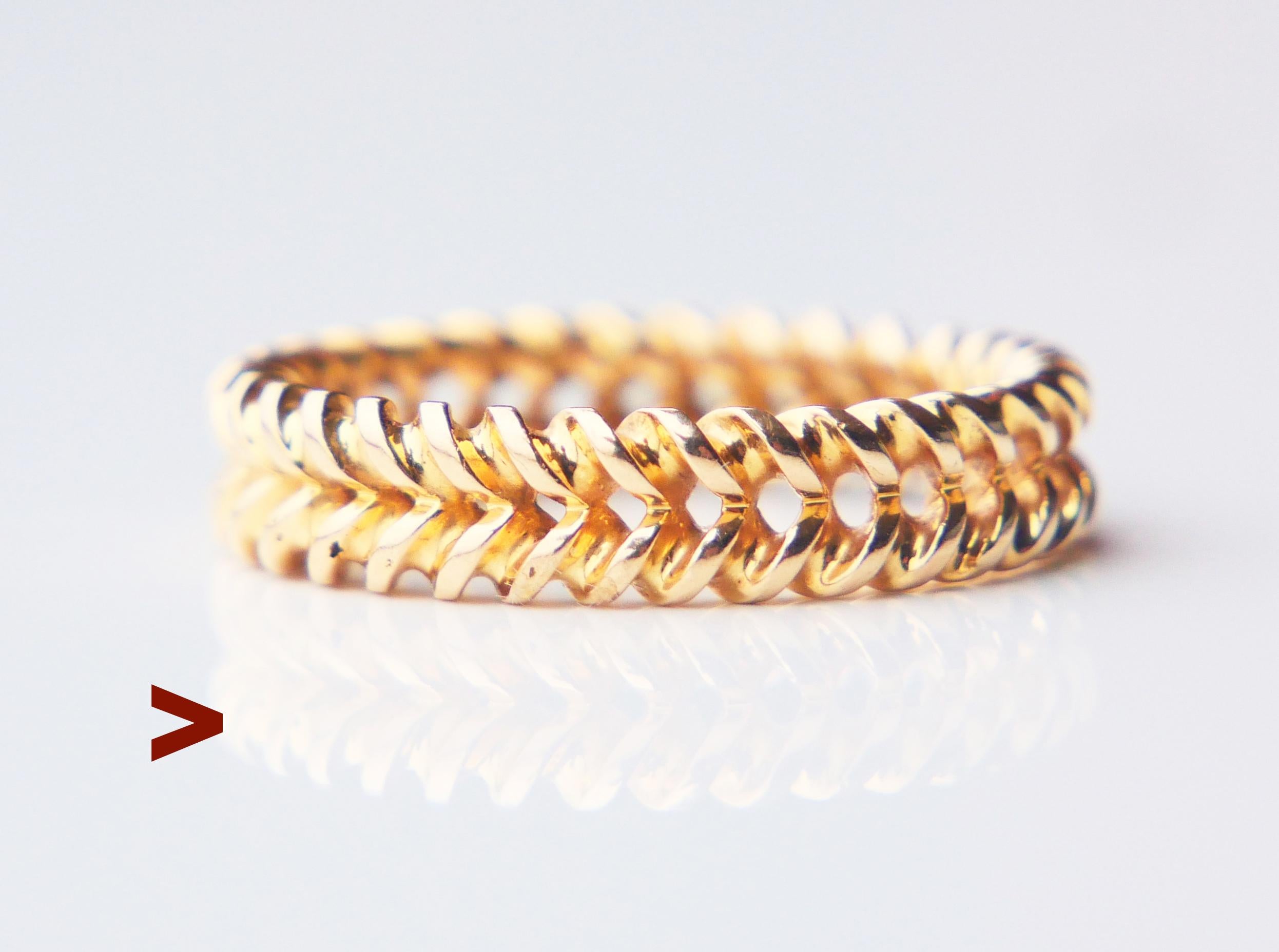 Antique or Vintage Ring in 18K Gold which is composed of two twisted bands joint together in a special way that makes an illusion of changing physical width of the joined band when twisted on a finger. In reality the divination is minimal ranging