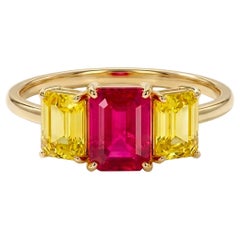Antique Unisex Three-Stone Ring in Yellow Gold, Circa 1900
