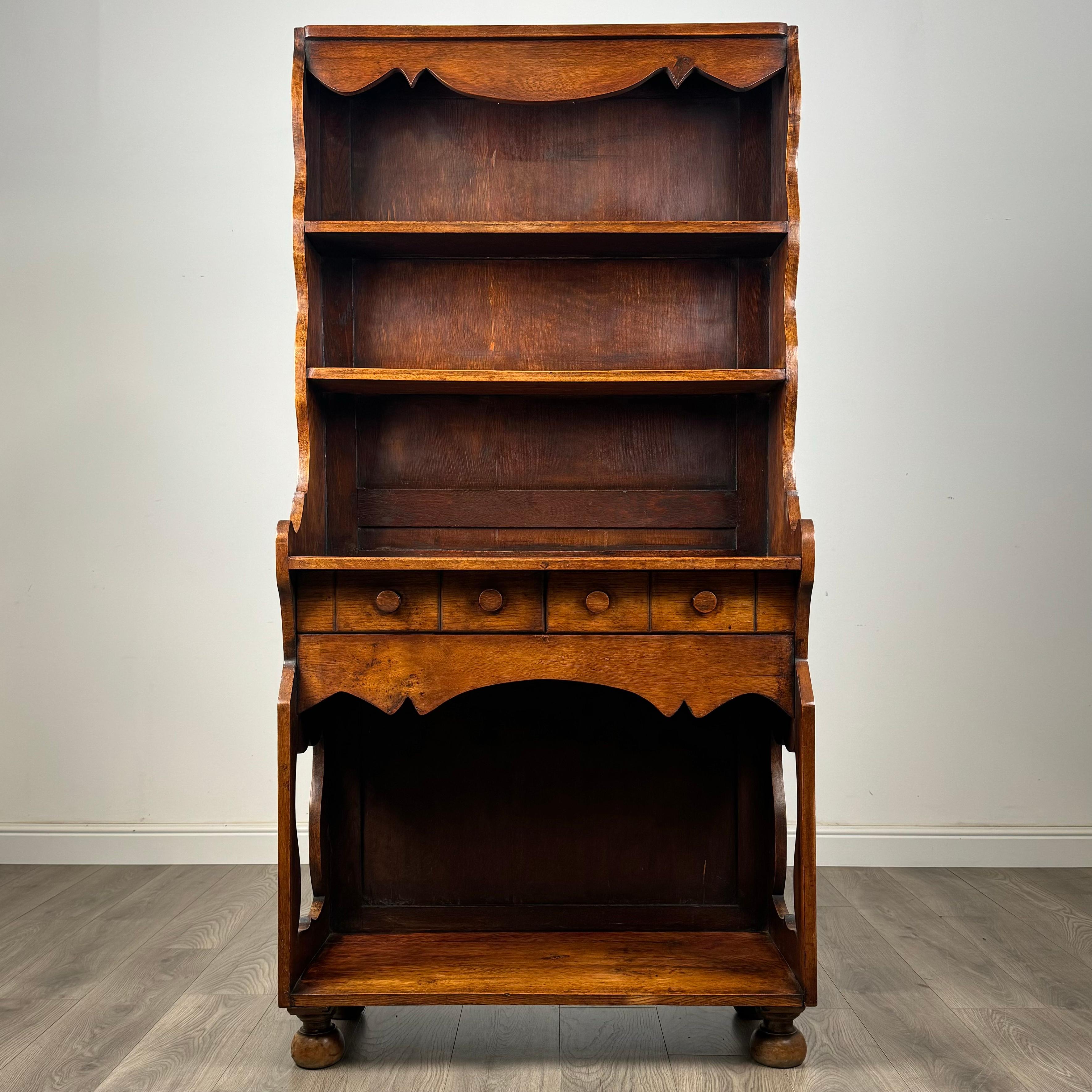 Un caratteristico comò in rovere del XIX secolo di qualità eccezionale, caratterizzato da un design sorprendente e da venature e colori mozzafiato che ne evidenziano la ricca eredità. Questo pezzo di ottima fattura poggia su piedi torniti che gli