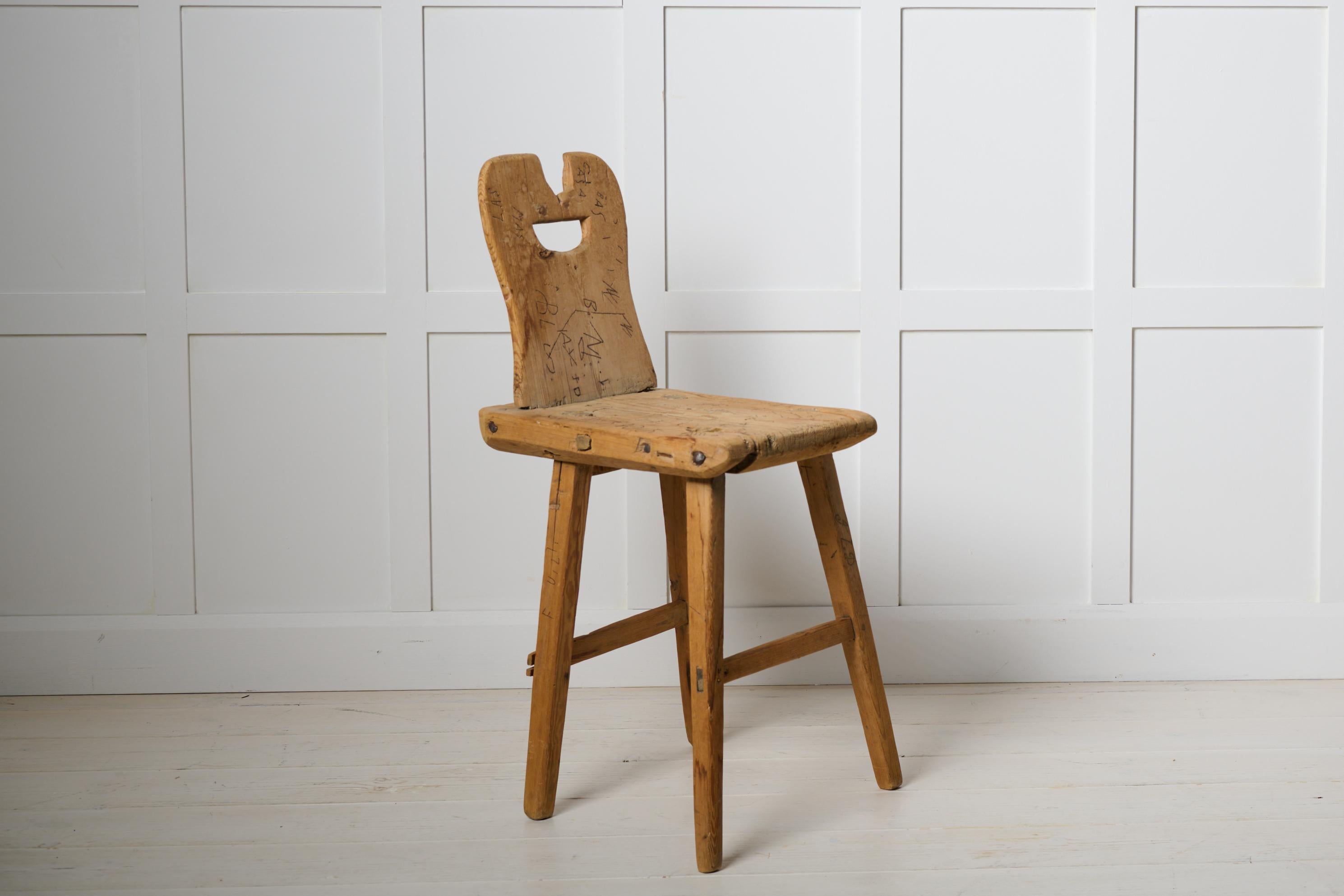 Silla antigua inusual de arte popular sueco con graffiti antiguo tallado a mano Arte popular en venta