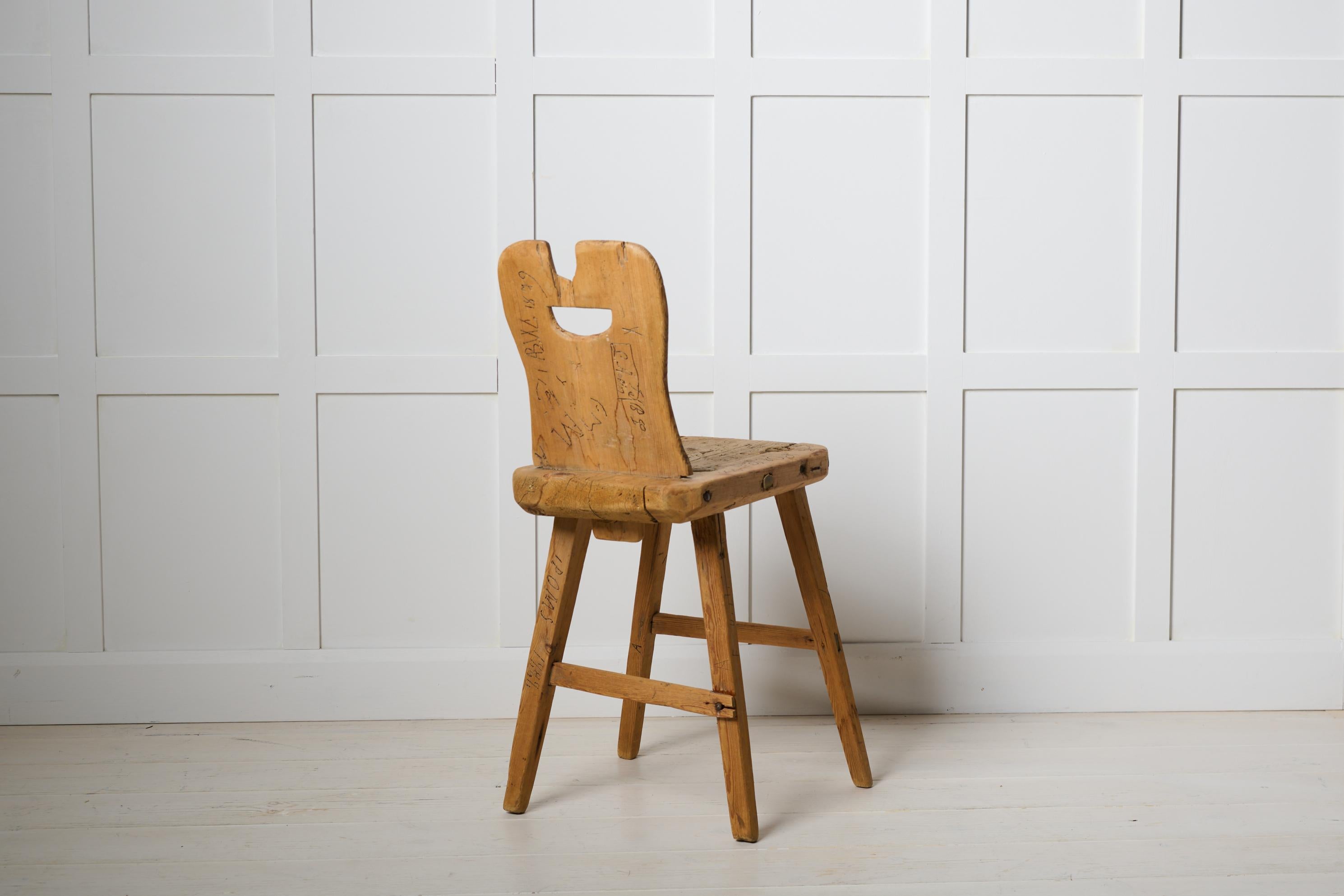 Silla antigua inusual de arte popular sueco con graffiti antiguo tallado a mano Sueco en venta