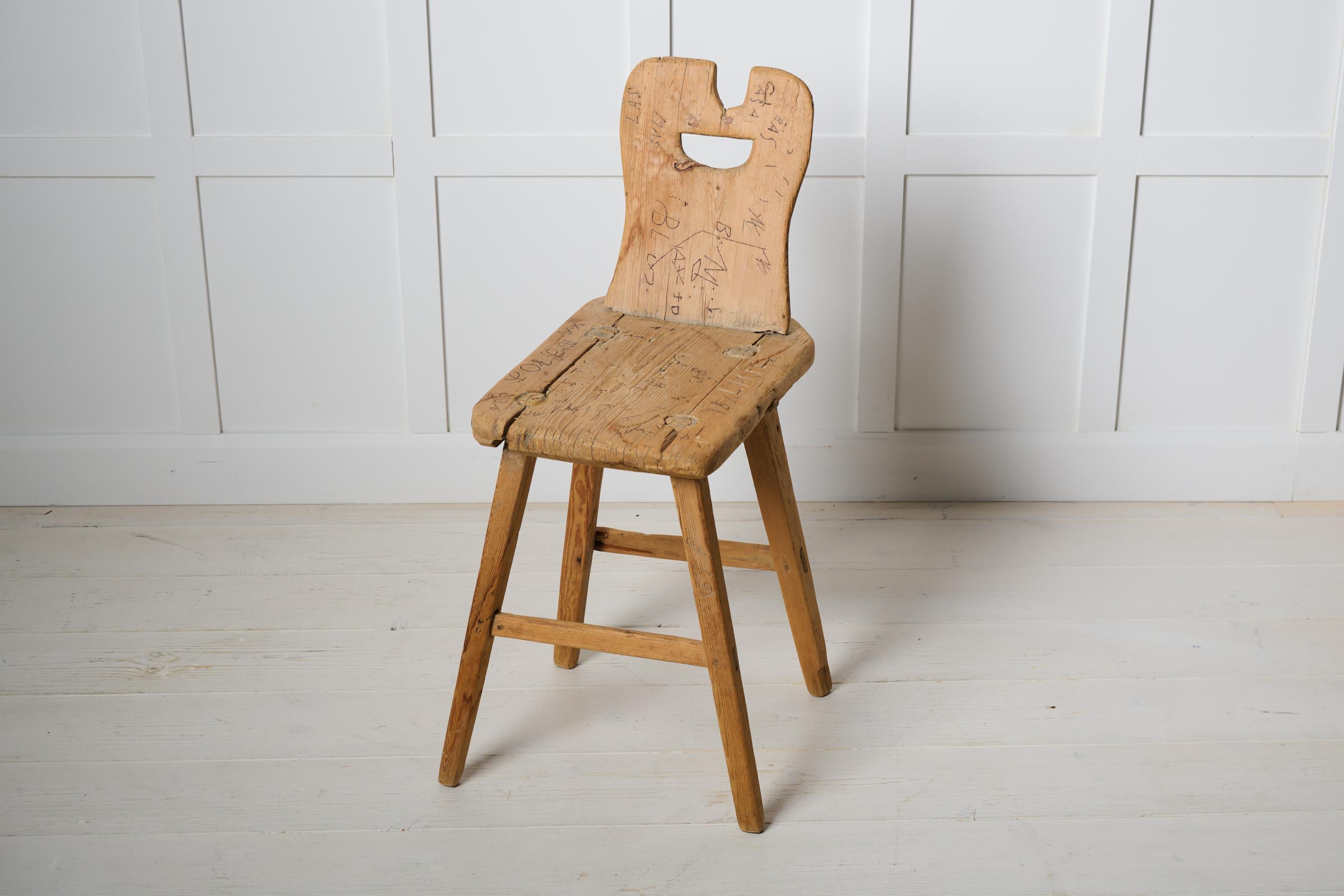 Silla antigua inusual de arte popular sueco con graffiti antiguo tallado a mano Hecho a mano en venta