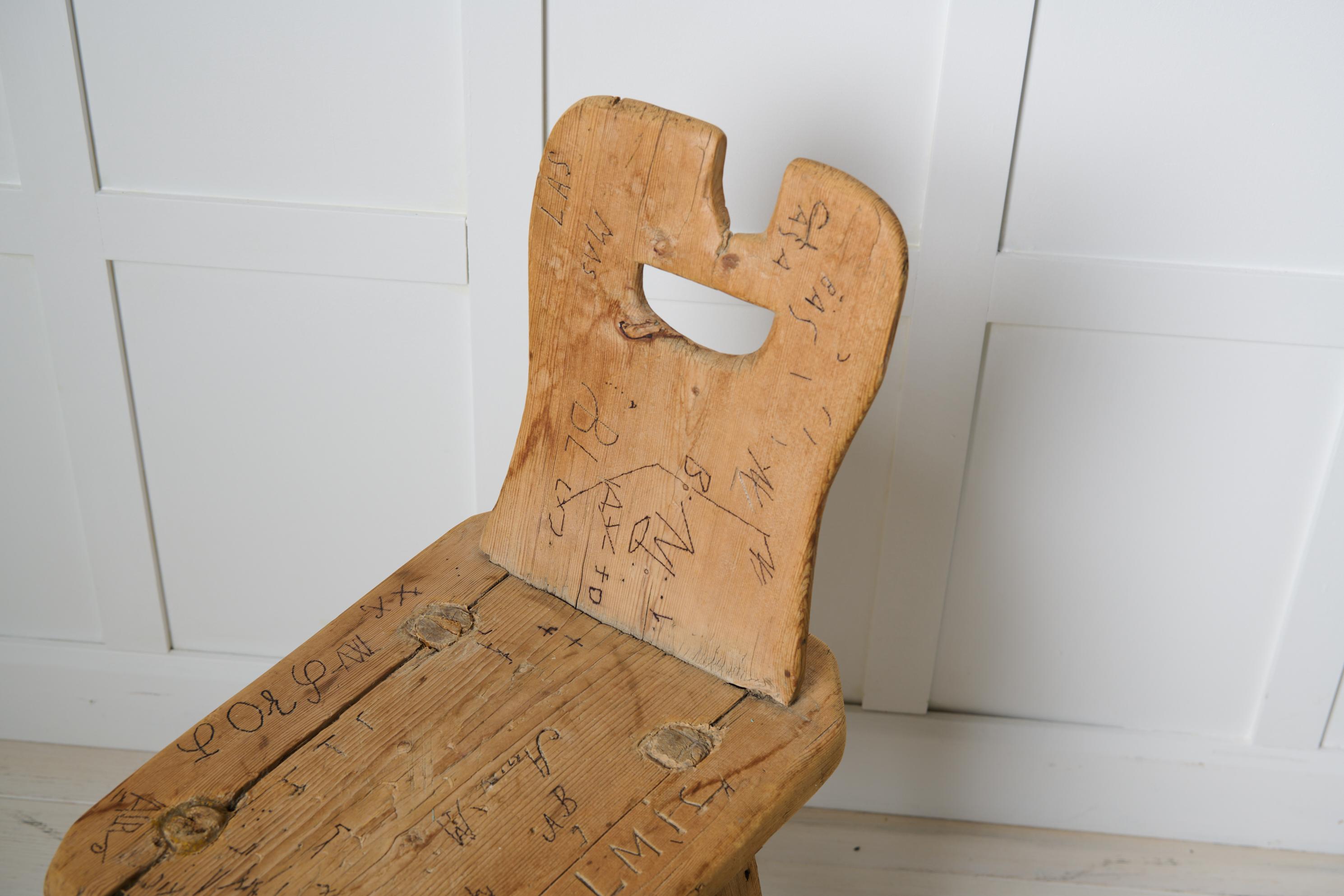 Silla antigua inusual de arte popular sueco con graffiti antiguo tallado a mano en Bueno estado para la venta en Kramfors, SE