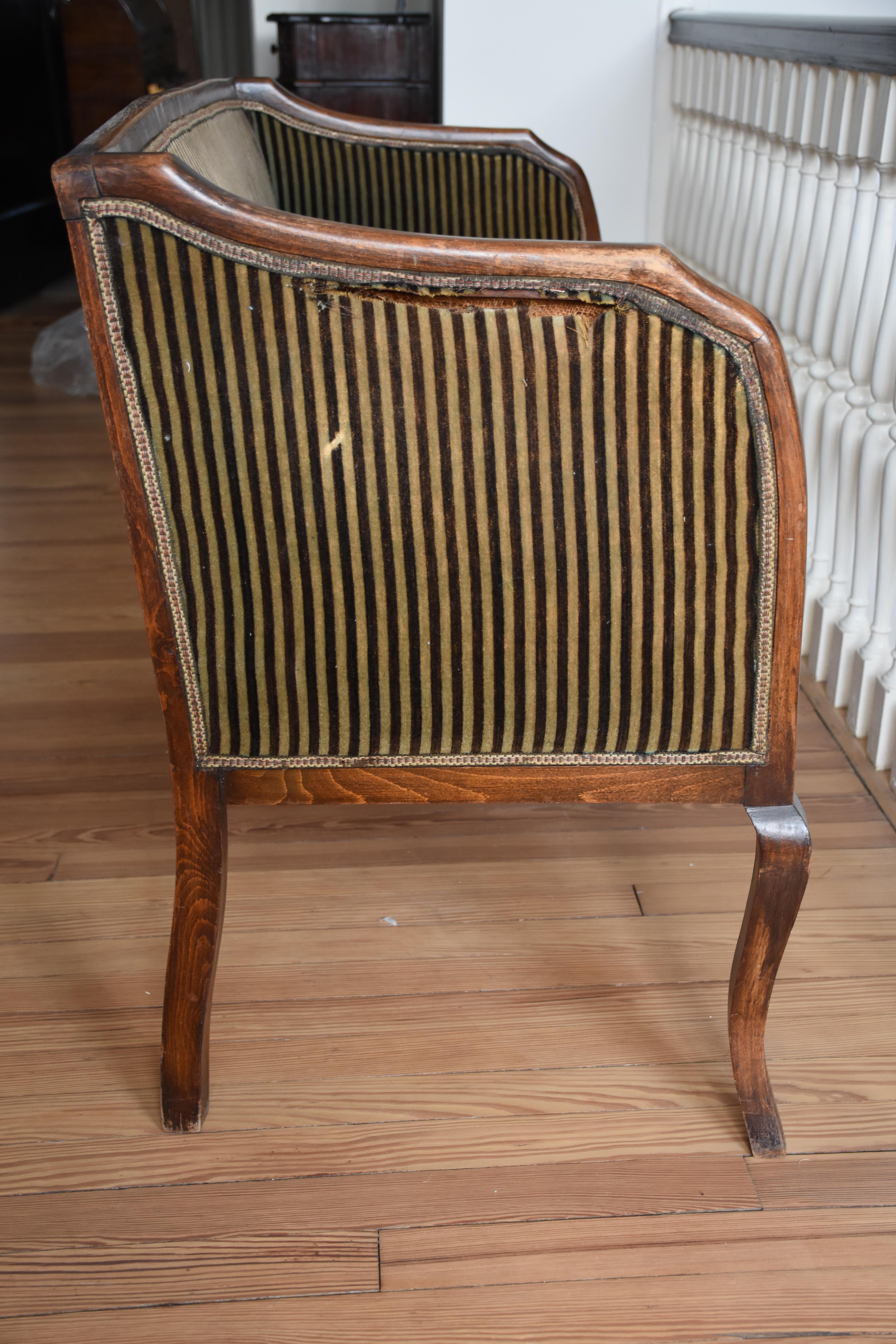 Antike Polsterbank aus dunkelgrün gestreiftem Samt im Zustand „Gut“ im Angebot in New York, NY