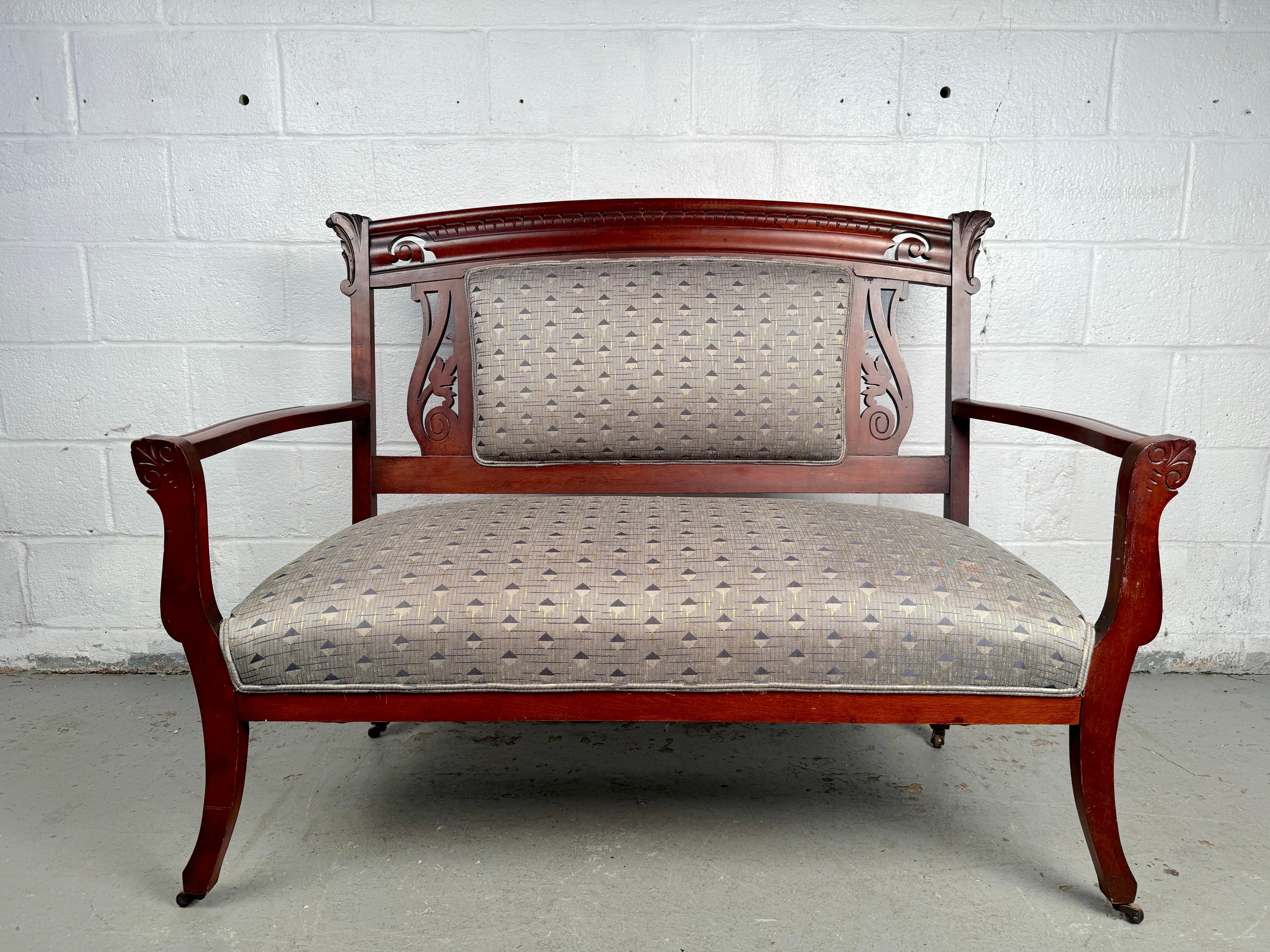 Fai colpo con questo splendido divano in legno intagliato antico, splendidamente rivisitato con una tappezzeria contemporanea. L'intricata cornice in legno intagliato a mano mette in mostra l'eleganza e la maestria di un'epoca passata, mentre il