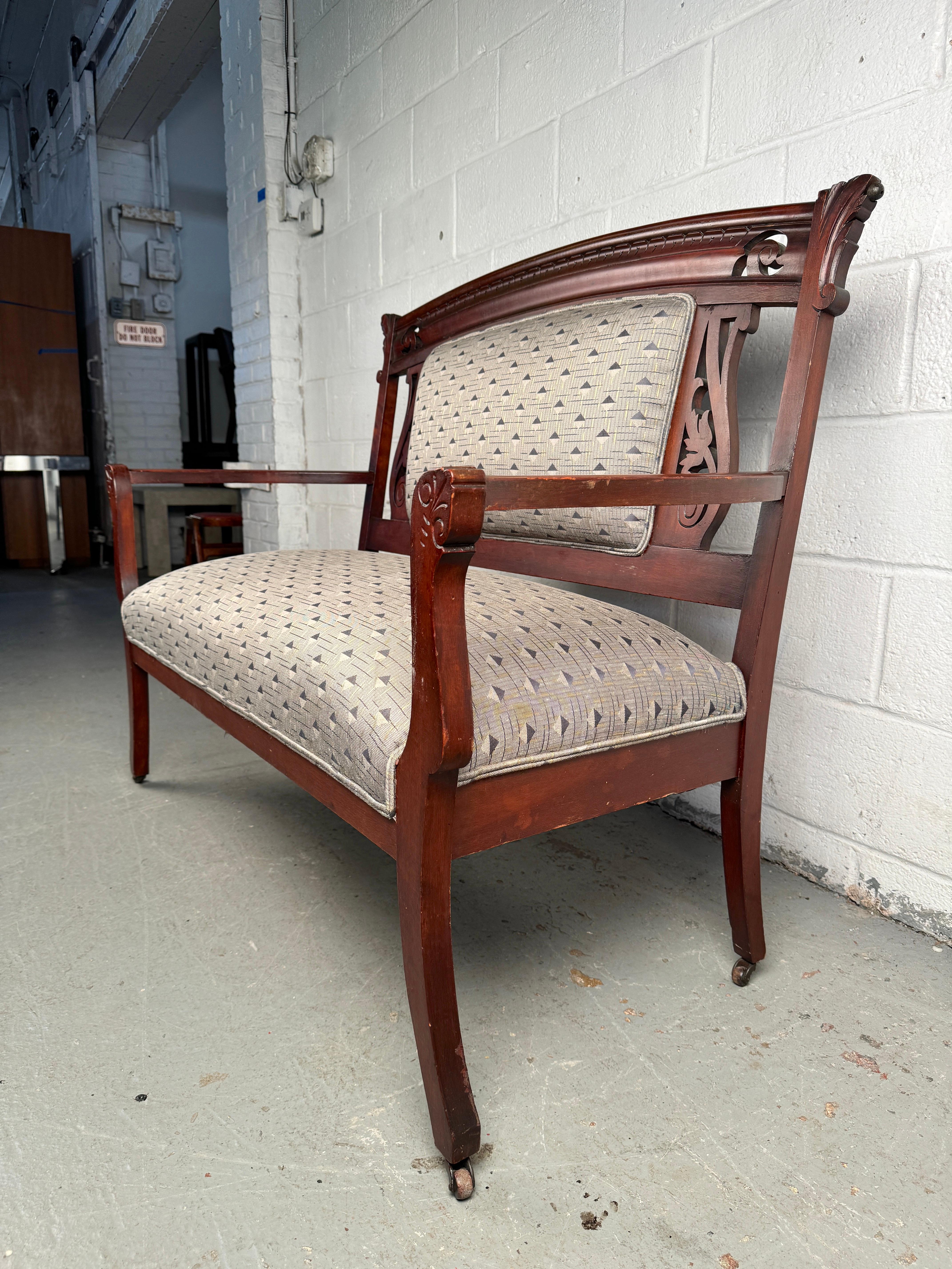 Mid-Century moderno Antico divano imbottito in legno intagliato in vendita