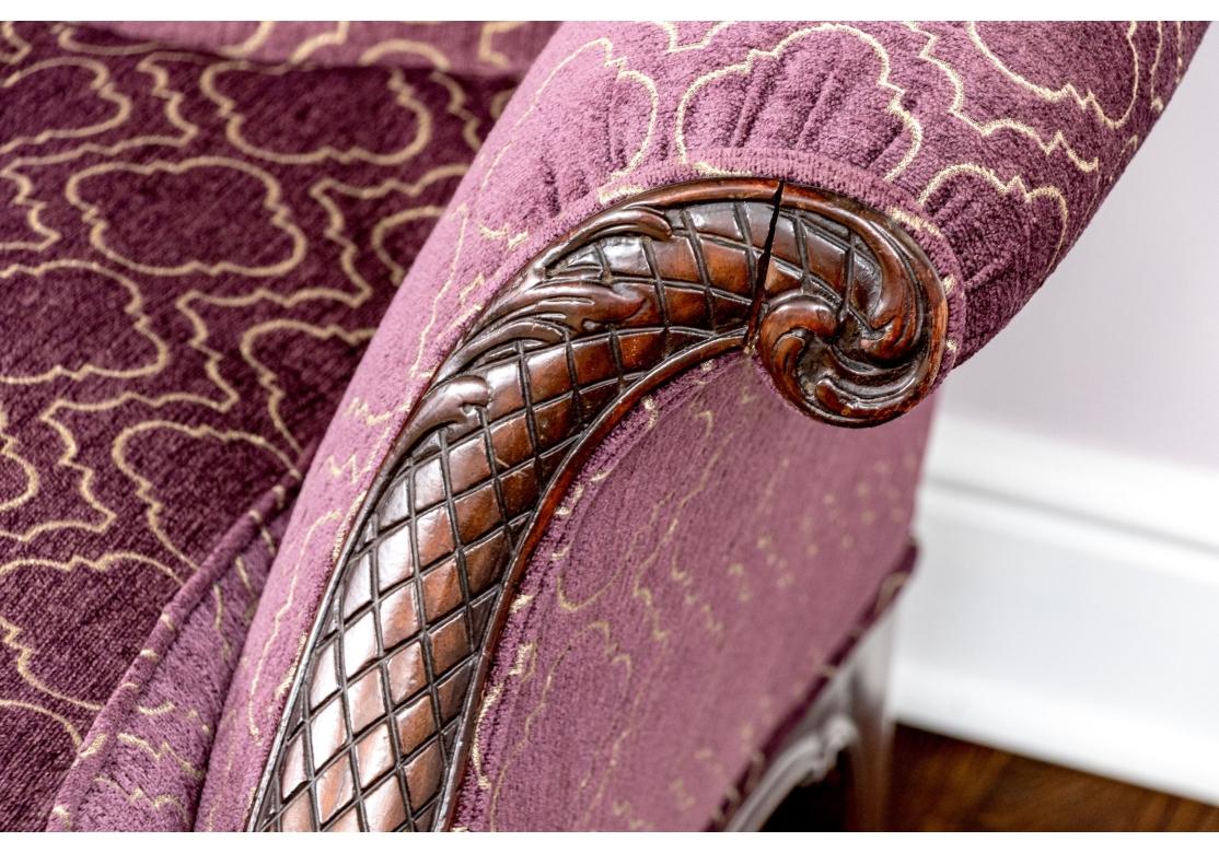 Sculpté Antique Upholstered Chippendale Style Carved Mahogany Camel Back Sofa en vente