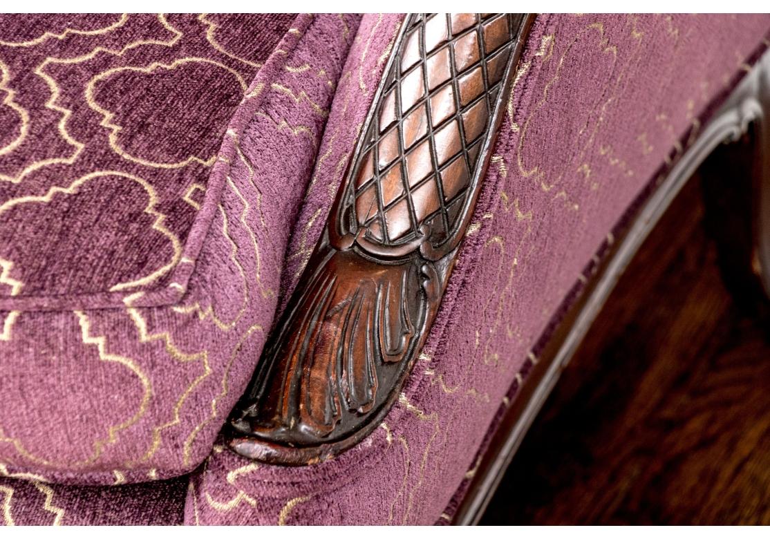 Antique Upholstered Chippendale Style Carved Mahogany Camel Back Sofa État moyen - En vente à Bridgeport, CT