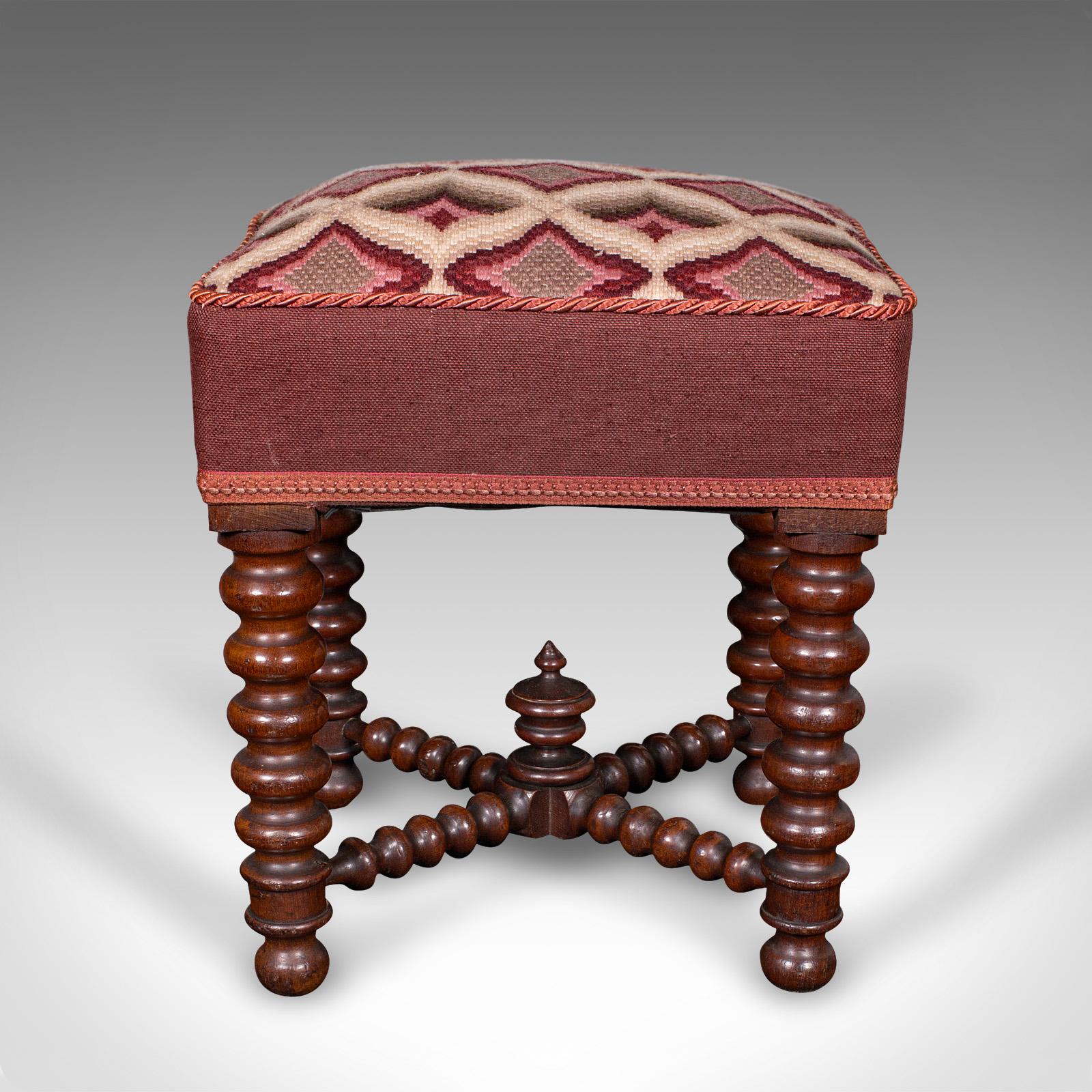 
Dies ist ein antiker gepolsterter Schemel. Ein englischer Kamin- oder Loungehocker aus Mahagoni, aus der frühen viktorianischen Zeit, um 1850.

Attraktiver Fußhocker mit toller Farbe und auffälliger Drehung
Zeigt eine wünschenswerte gealterte