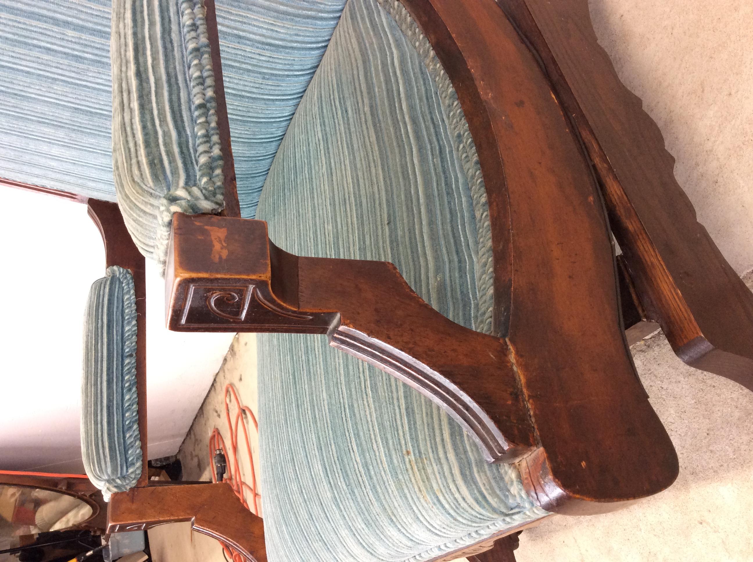 Antique Upholstered Rocking Chair with Carved Wood Detailing en venta 6
