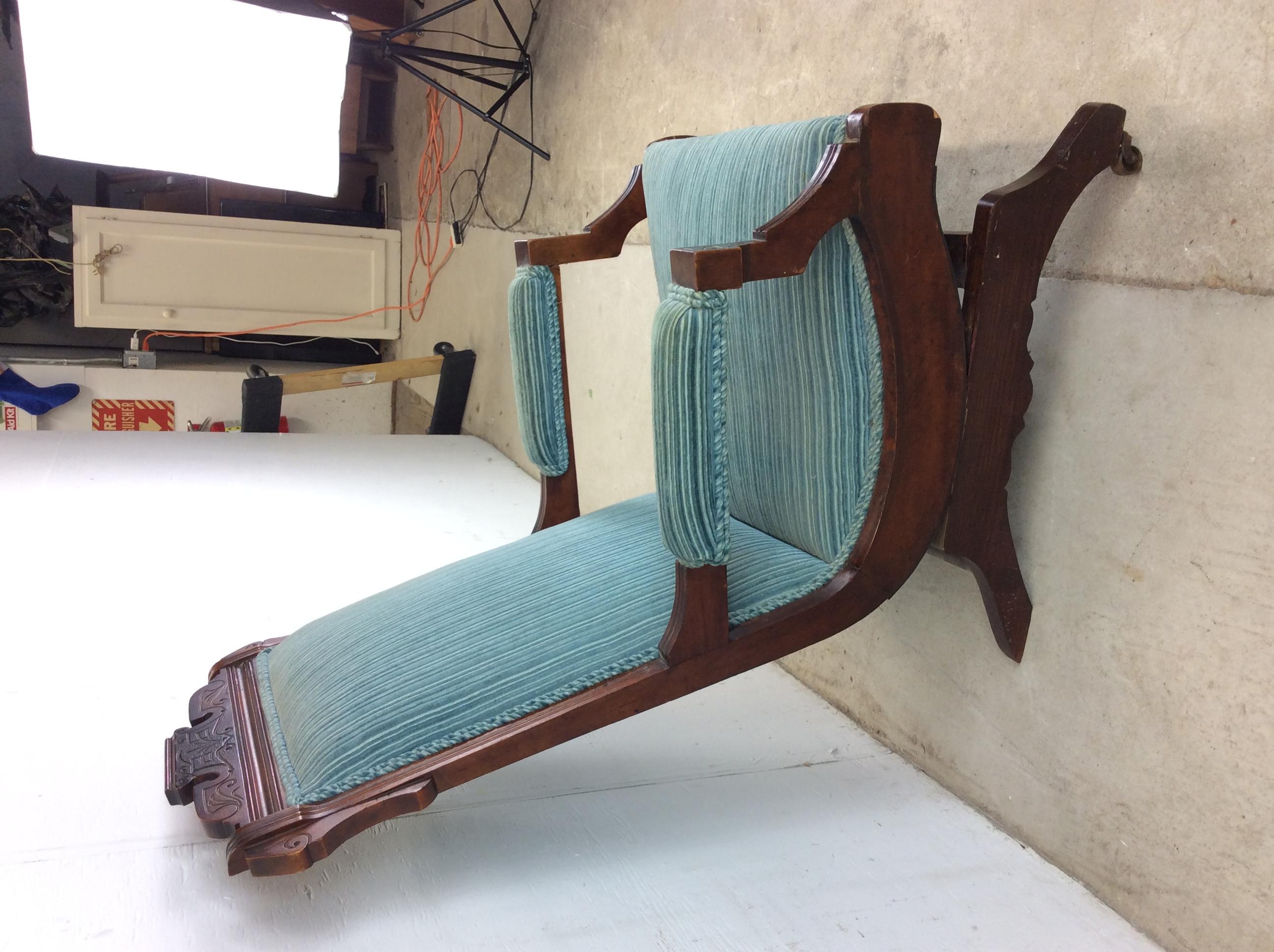 Antique Upholstered Rocking Chair with Carved Wood Detailing en venta 8