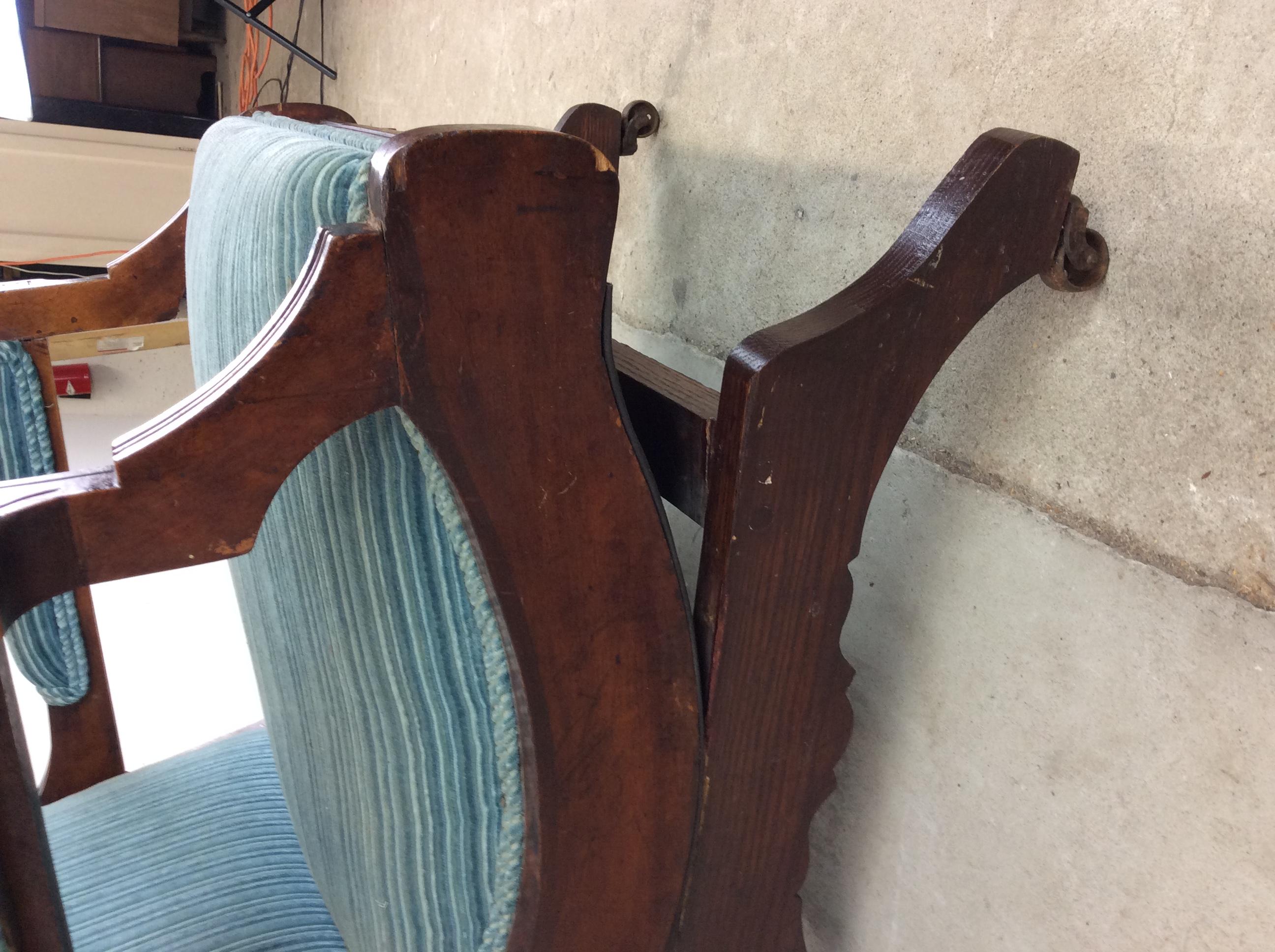 Antique Upholstered Rocking Chair with Carved Wood Detailing en venta 9