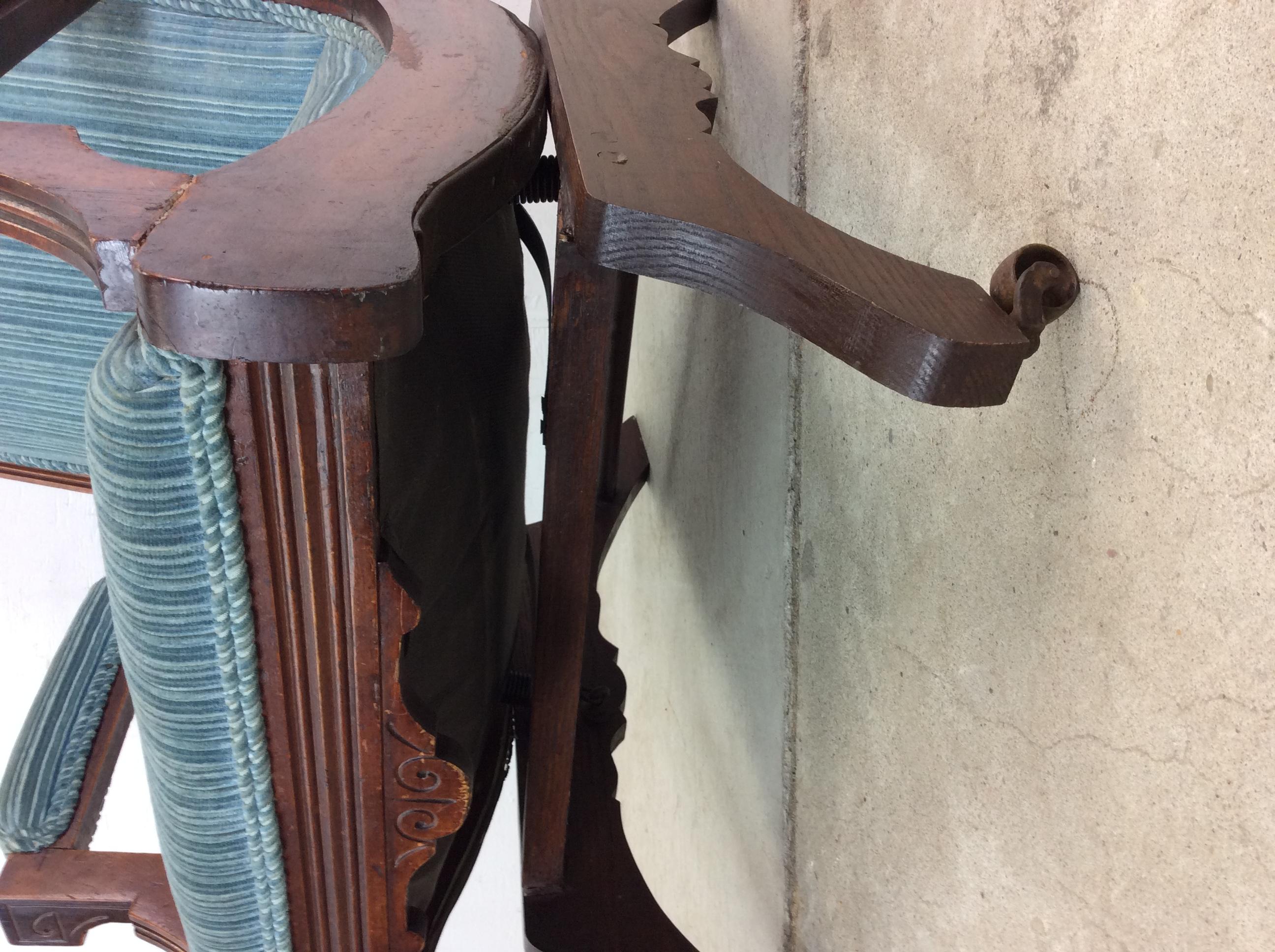 Antique Upholstered Rocking Chair with Carved Wood Detailing en venta 11