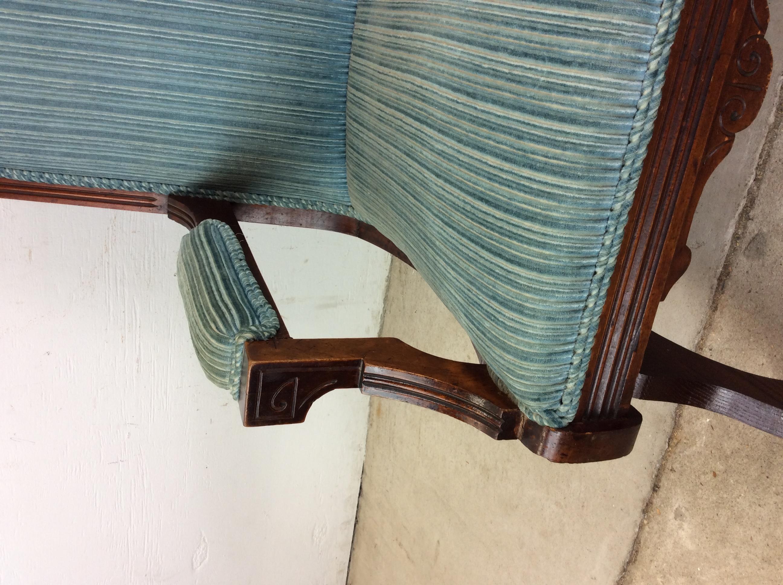 Antique Upholstered Rocking Chair with Carved Wood Detailing en Bueno estado para la venta en Freehold, NJ