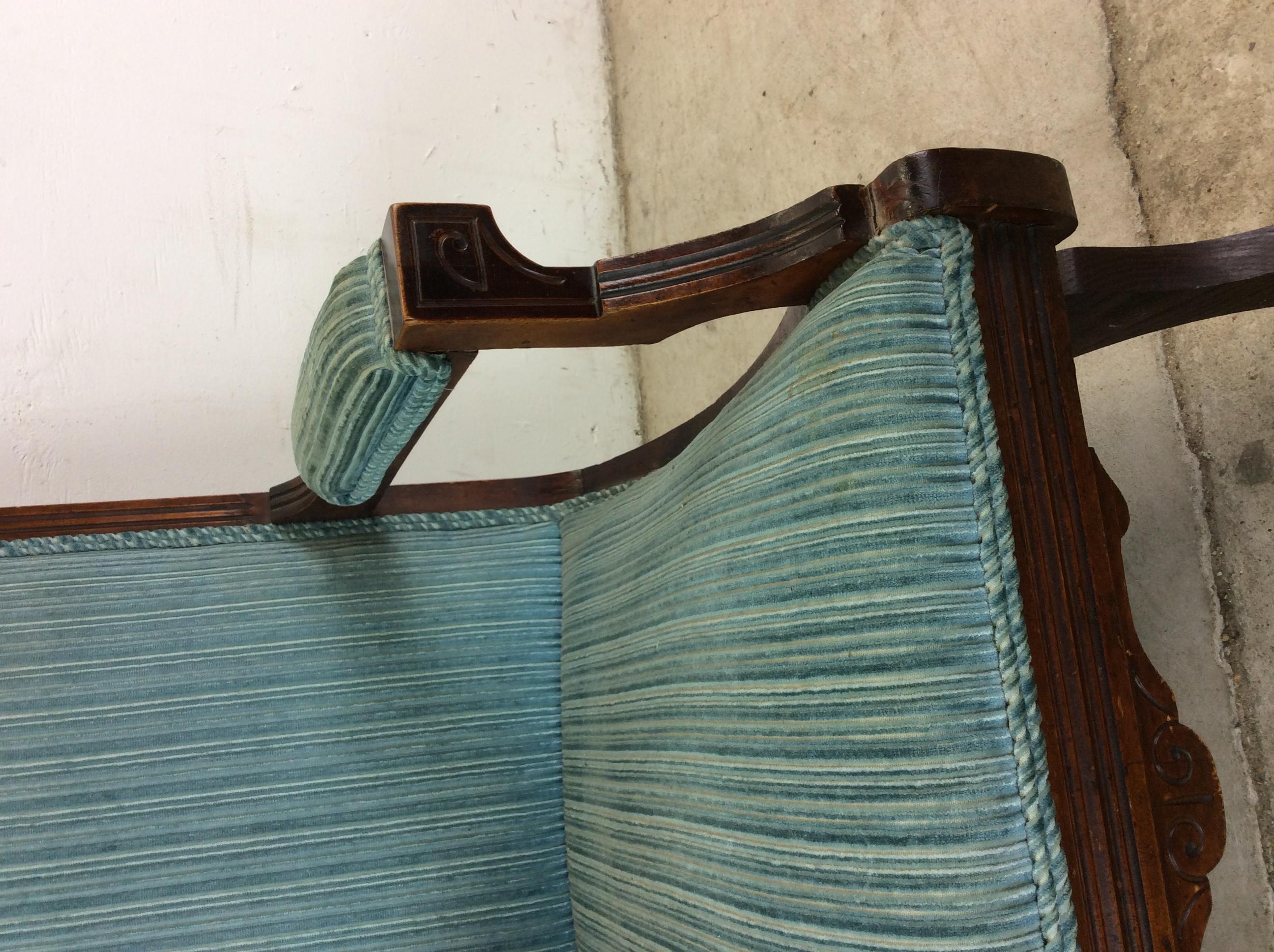 Antique Upholstered Rocking Chair with Carved Wood Detailing siglo XX en venta