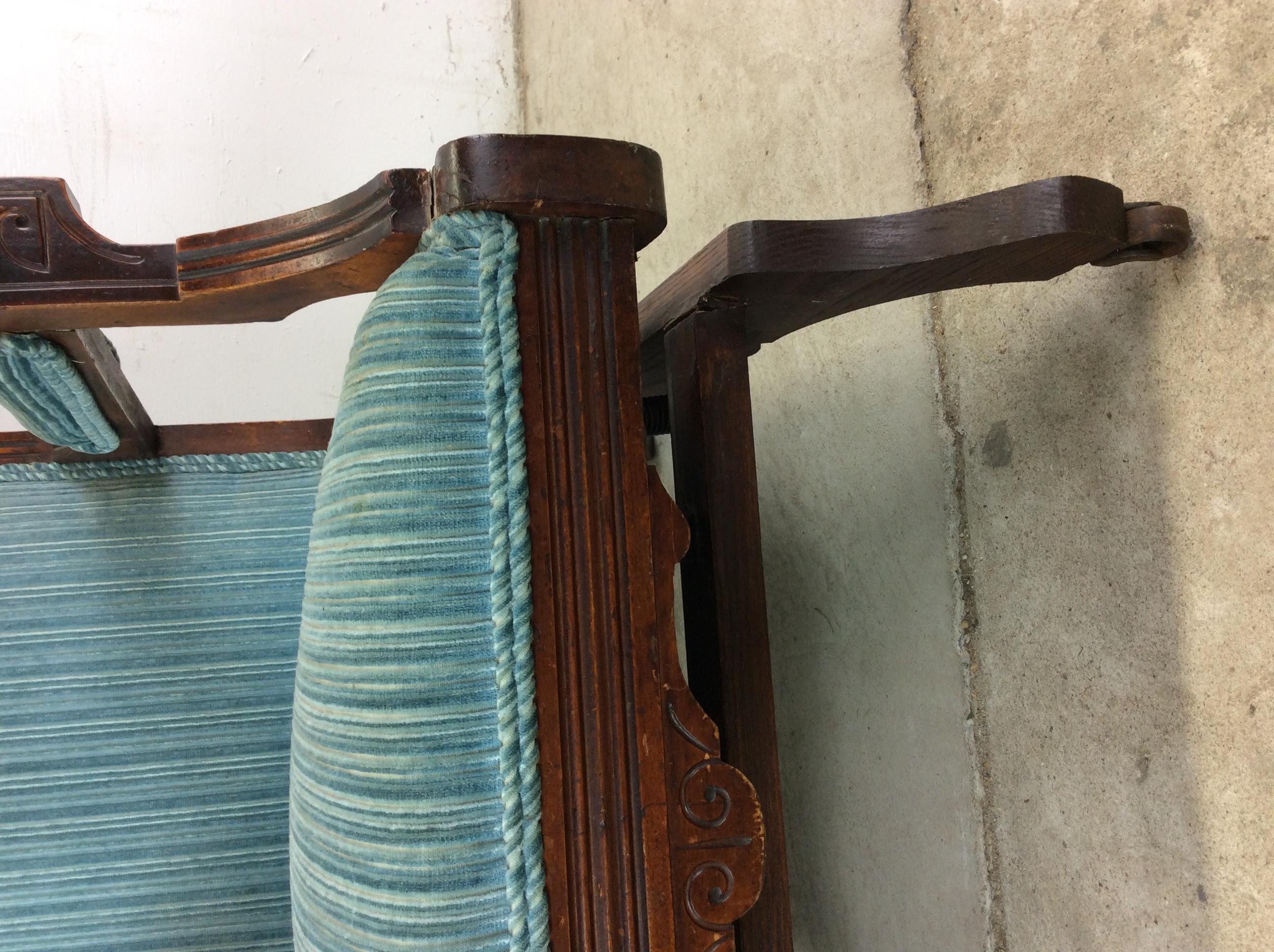 Antique Upholstered Rocking Chair with Carved Wood Detailing en venta 1