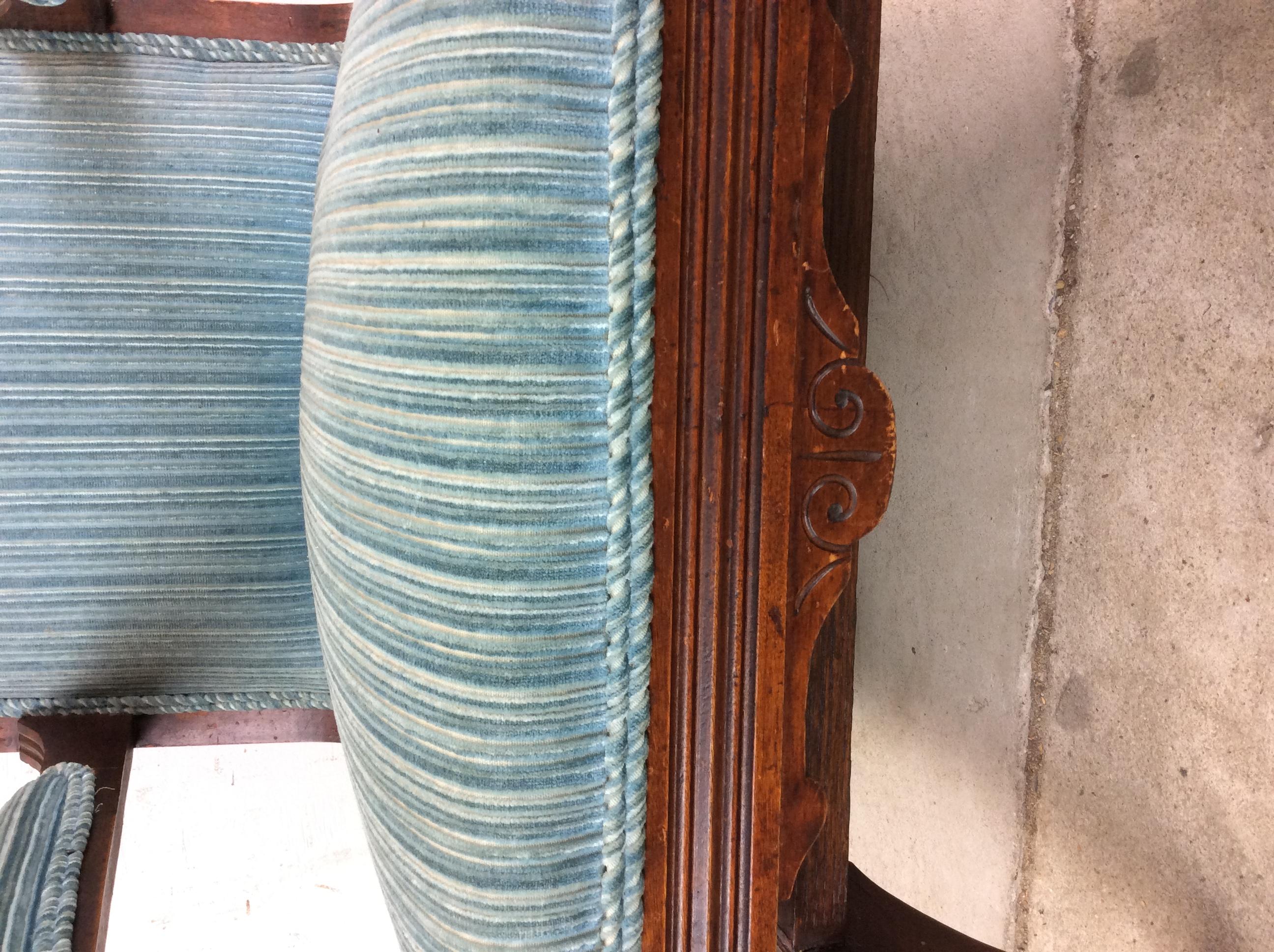 Antique Upholstered Rocking Chair with Carved Wood Detailing en venta 2
