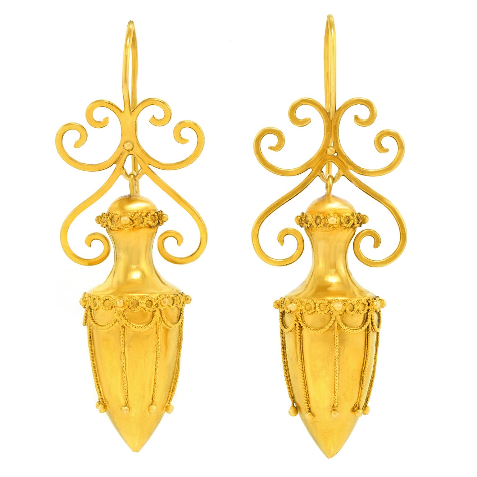 Boucles d'oreilles antiques à motif d'urne Anglais Excellent état - En vente à Litchfield, CT