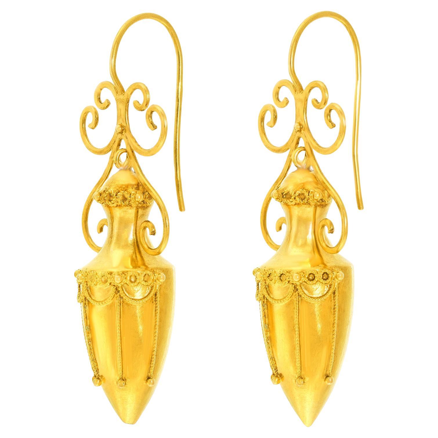 Orecchini antichi con motivo a urna inglese