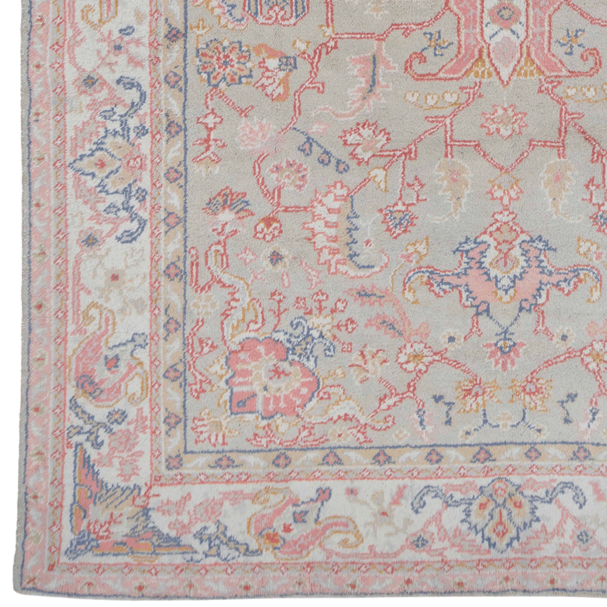 Œuvre d'art unique, ce tapis antique d'Eşak est conçu pour ajouter de l'élégance à n'importe quel espace grâce à sa riche histoire et à ses motifs accrocheurs. Les tapis d'Uşak se distinguent comme l'un des plus beaux exemples de l'artisanat