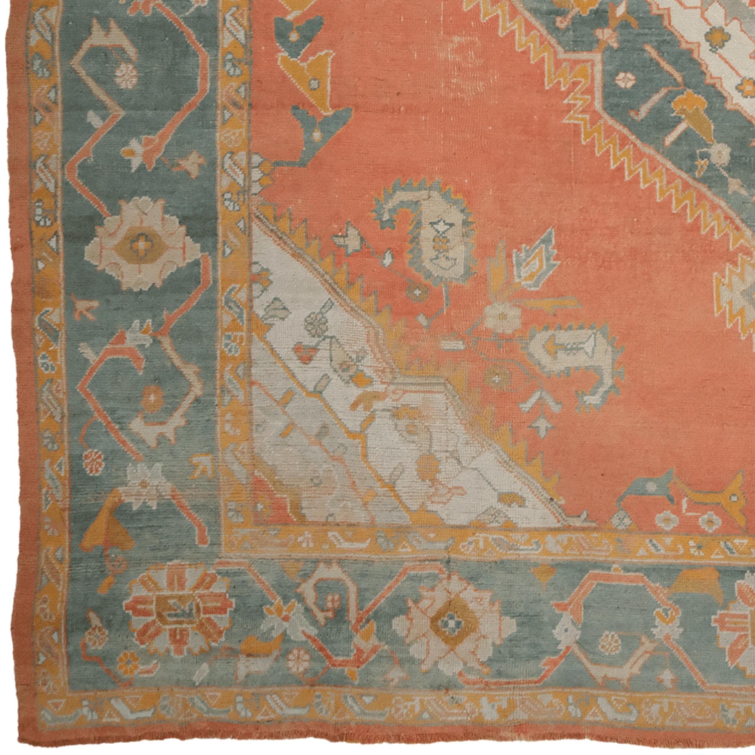 Questo tappeto Ushak della fine del XIX secolo è un'opera preziosa che testimonia la ricca storia della tessitura in Anatolia. Con una misura di circa 325x350 cm, questo tappeto si distingue per i suoi colori vivaci e i suoi motivi sorprendenti che