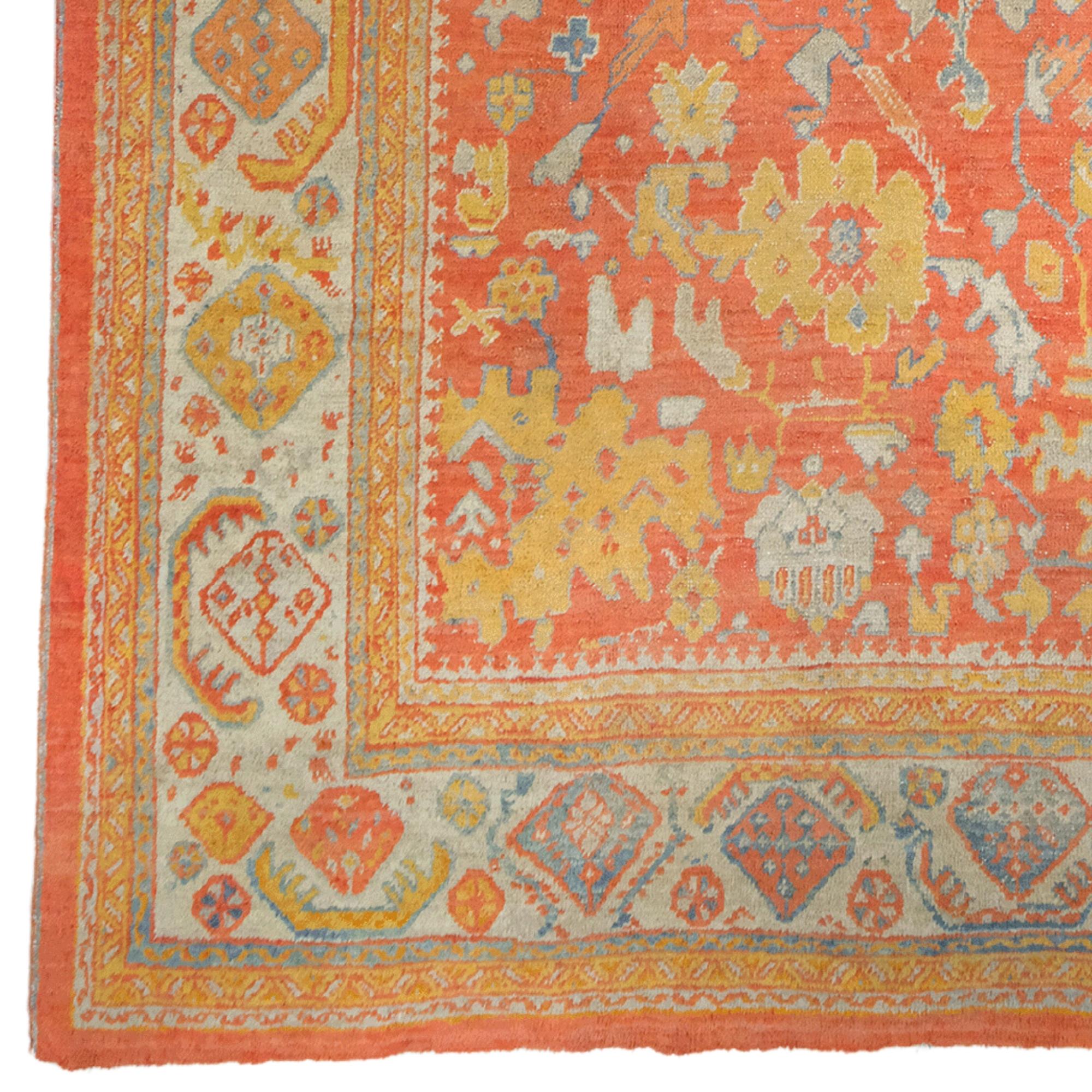 Questo antico tappeto Ushak risale alla fine del XIX secolo e attira l'attenzione per la sua ricca storia e il suo valore artistico. Il centro del tappeto è decorato con intricati motivi floreali e geometrici su un vivace sfondo arancione. Questi