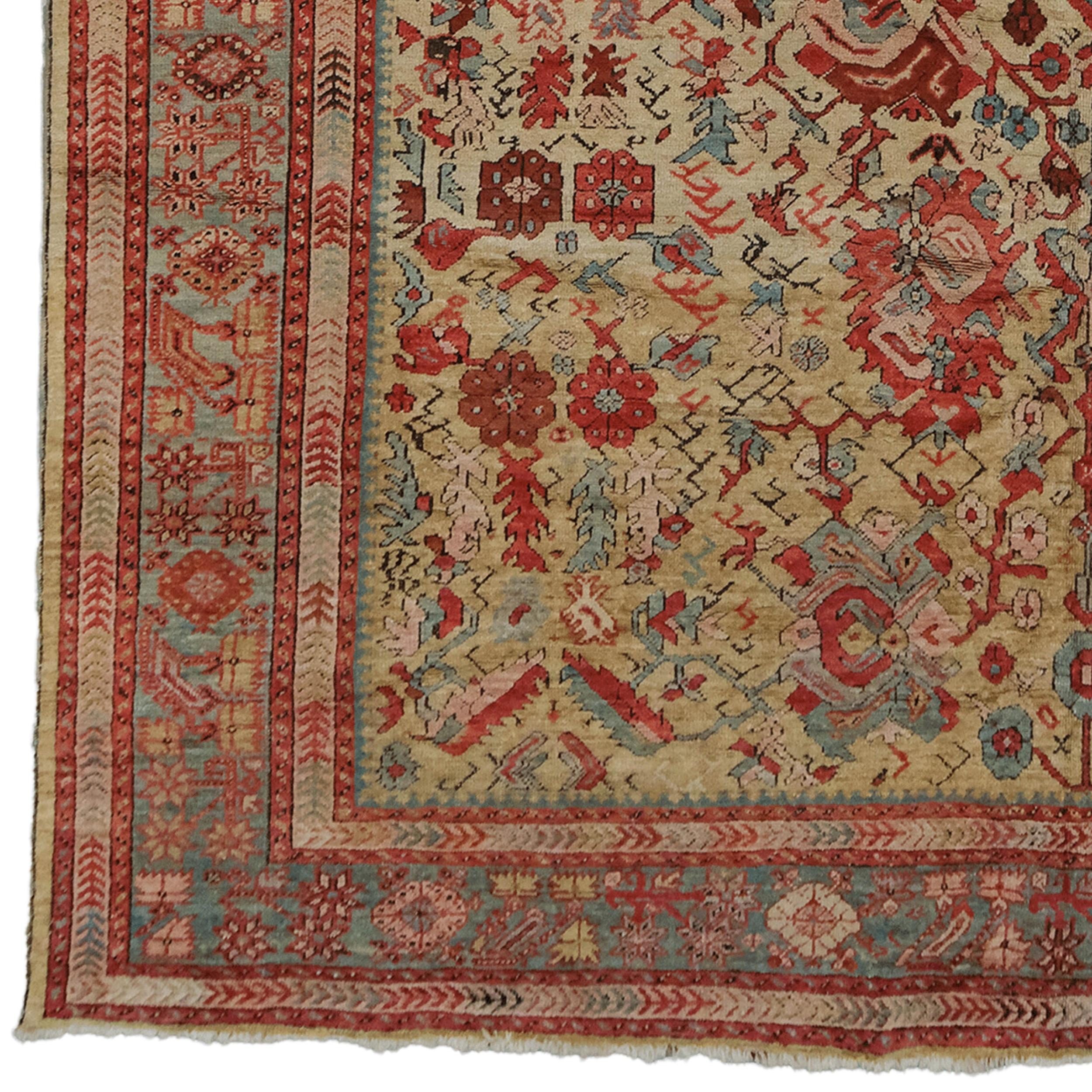 Ce tapis antique d'Eleg date de la fin du XIXe siècle et se distingue par ses motifs élégants et complexes. Le fond du tapis est de couleur crème et présente des motifs géométriques et floraux dans des tons rouges, bleus et verts. Les bordures du