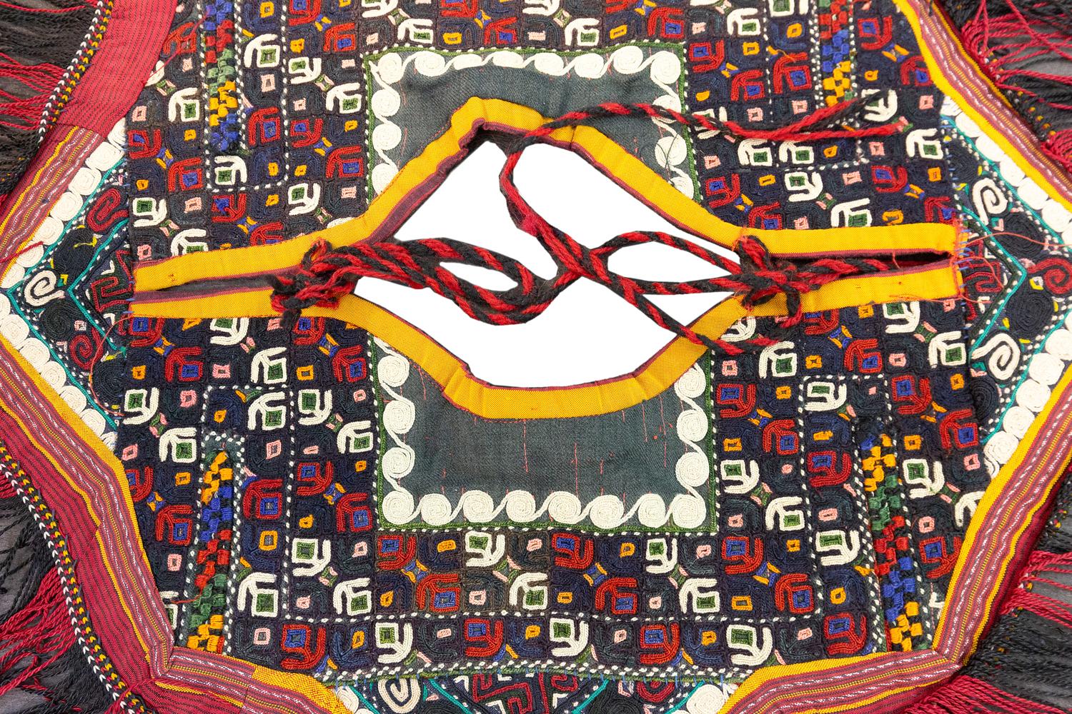 Antique Uzbek Suzani Small Wool Multicolor Textile, 1880-1900 In Good Condition For Sale In Ferrara, IT