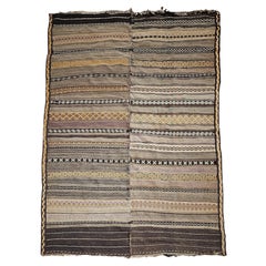 Kilim tribal ouzbek ancien de type Soumak, en laine tissée à plat, motif à rayures, 5' x 8'