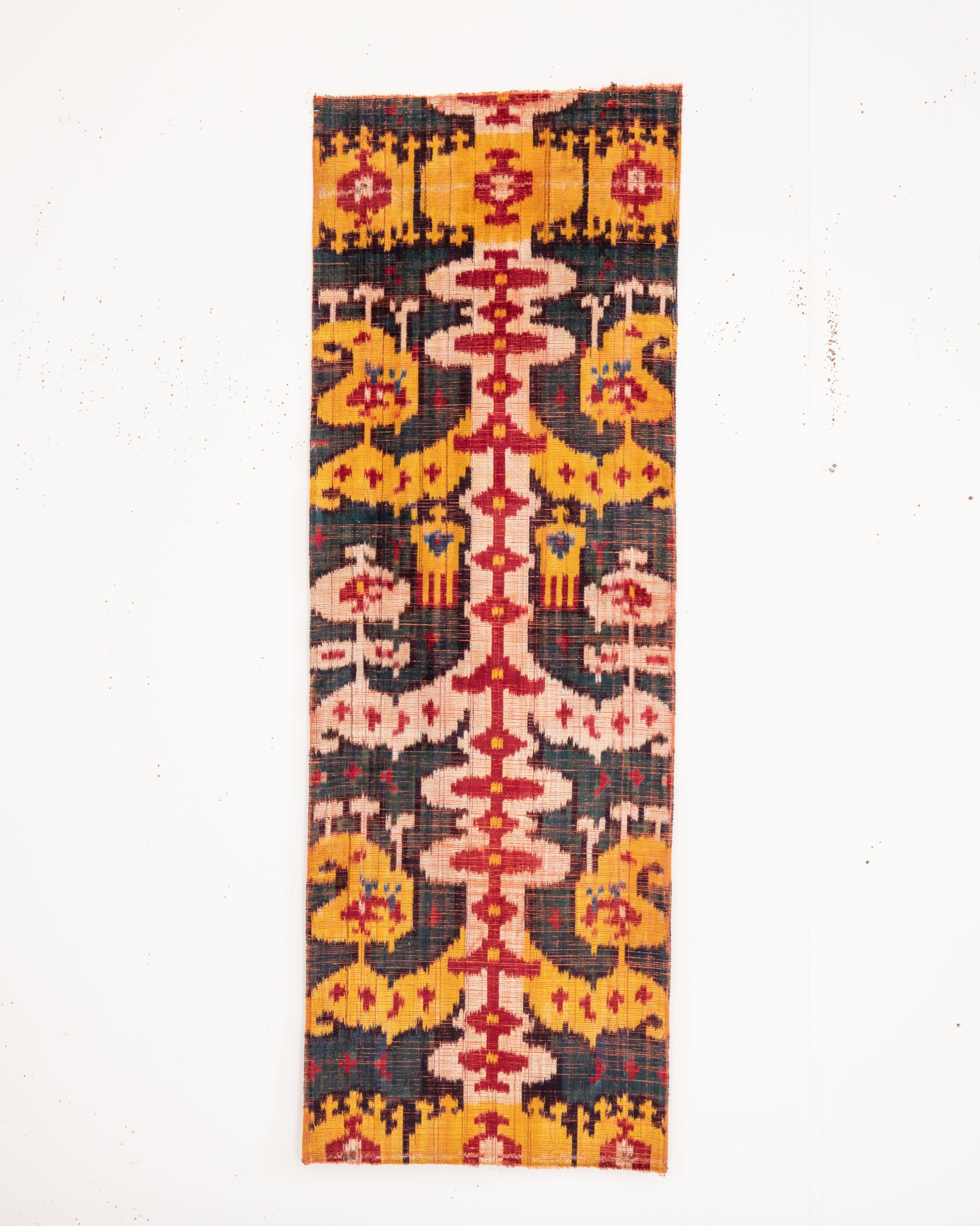 Usbekischer Samt-Ikat (Bakhmal)
Herkunft: Usbekistan, wahrscheinlich Margilan oder Buchara
u2028Datum: Ende 19. 
u2028Technik: Kett-Ikat (Abrbandi) mit zusätzlichem Seidenflor (Bakhmal)u2028MATERIALIEN: Seidenflor auf einer Grundlage aus Seide und