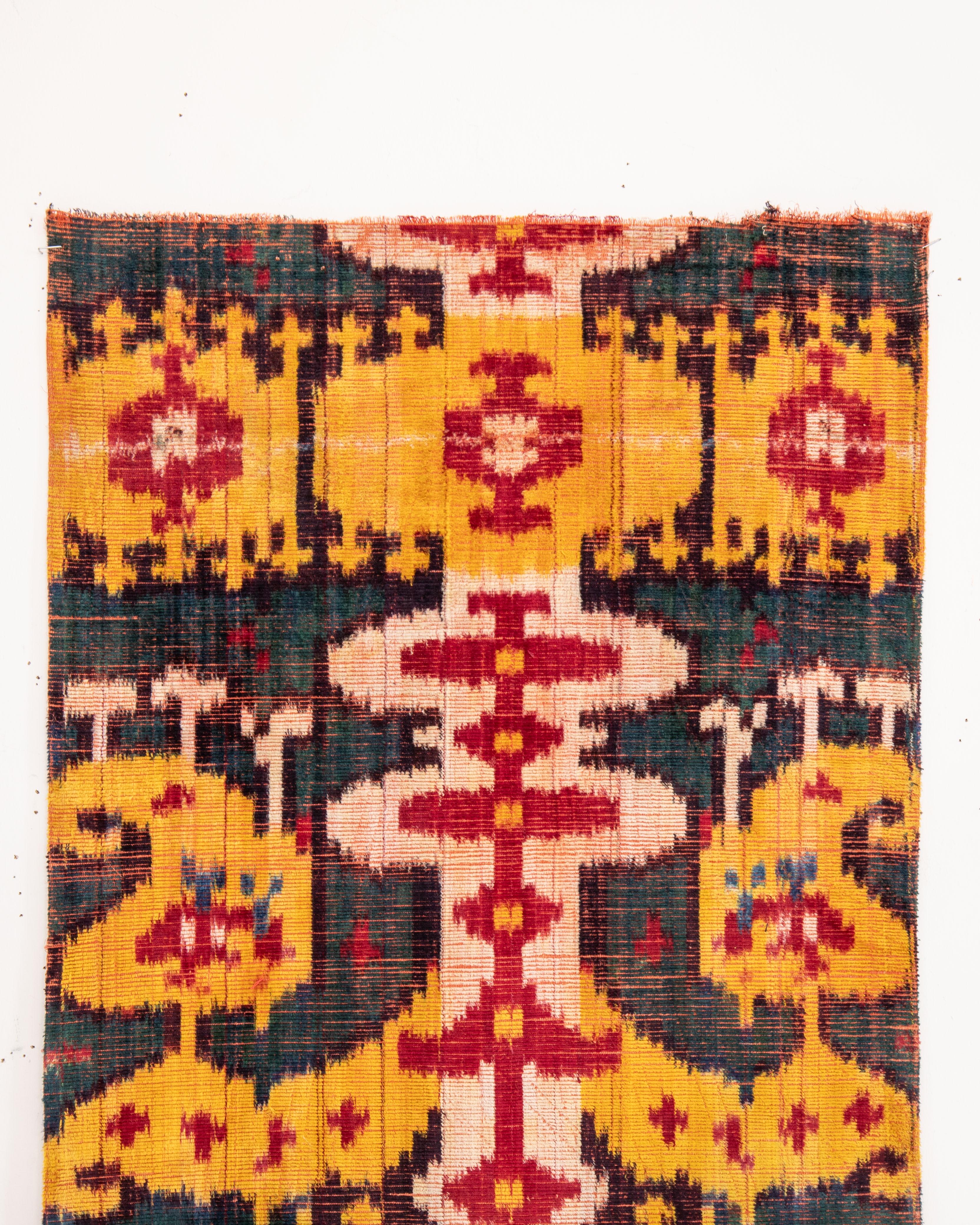 Antikes usbekisches Samt-Ikat-Fragment, Ende 19. C. (19. Jahrhundert) im Angebot