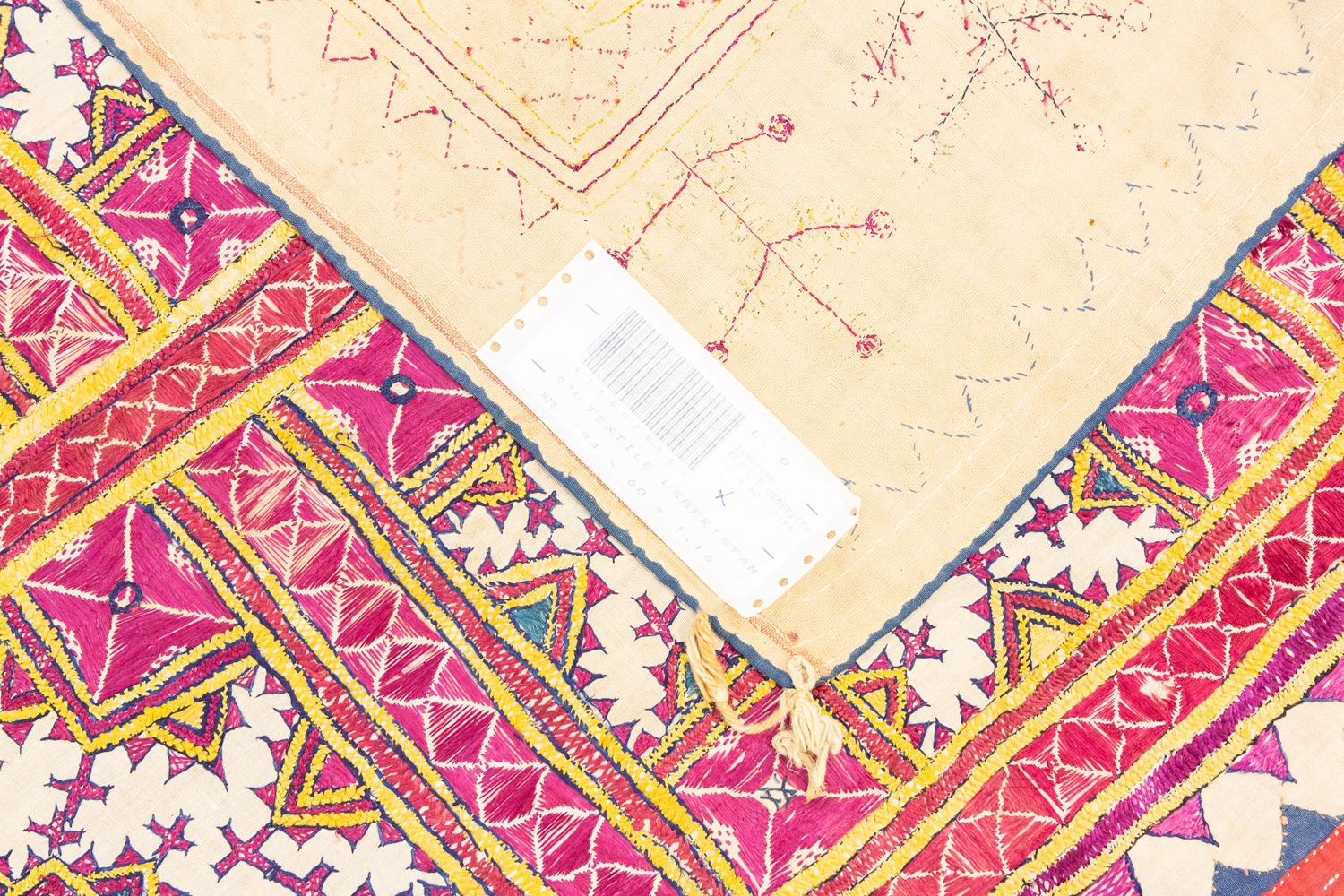 Dies ist eine antike Usbekistan Stickerei Textil gewebt im zweiten Quartal des 20. Jahrhunderts ca. 1920-1950s und misst 194x 60CM in der Größe. Das Design dieses Stücks besteht aus zwei mittleren Spalten mit jeweils fünf Fächern mit geometrischen