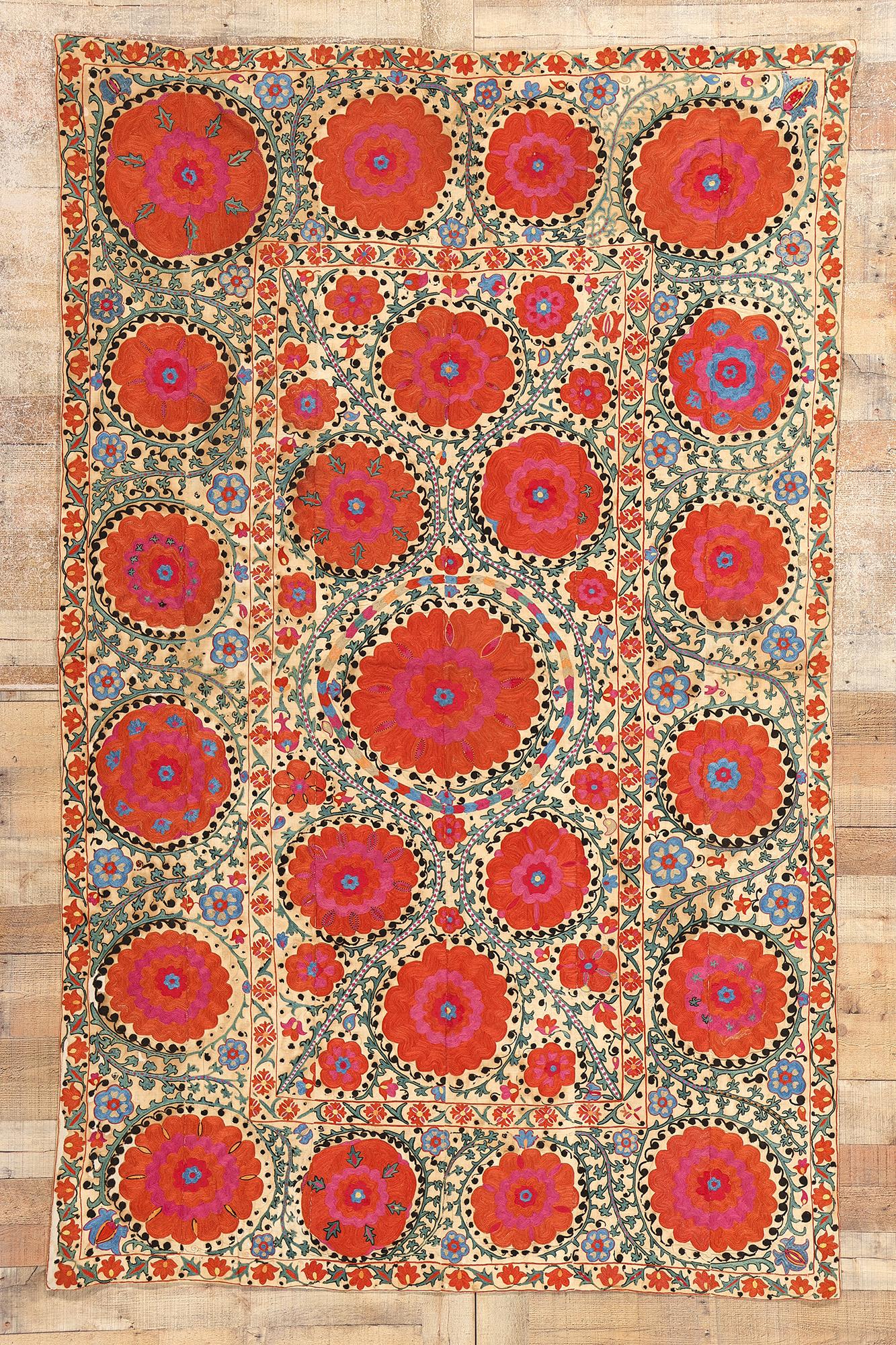 Antiker Suzani-Wandteppich aus Usbekistan im Angebot 4