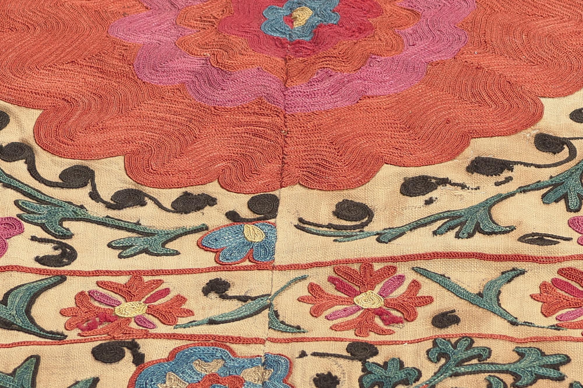 Antiker Suzani-Wandteppich aus Usbekistan (19. Jahrhundert) im Angebot