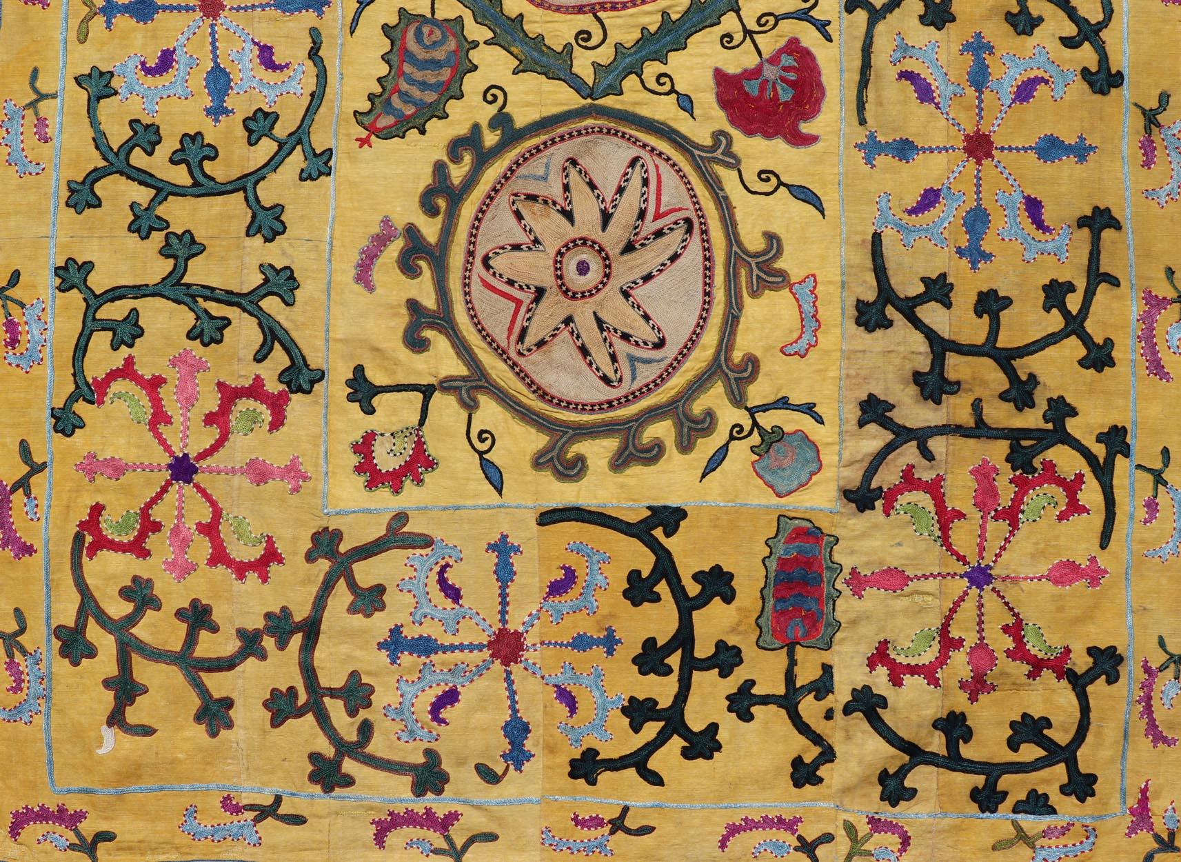 Textile Suzani ancien de l'Ouzbékistan à fond jaune 3'7 x 5'10 en vente 3