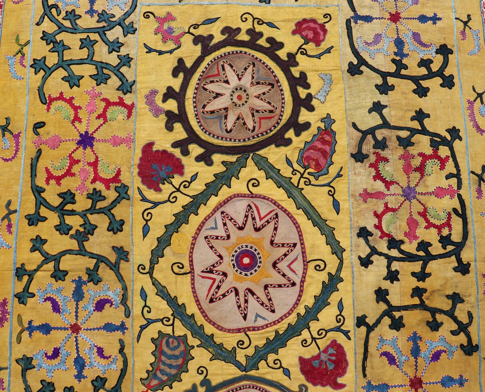 Textile Suzani ancien de l'Ouzbékistan à fond jaune 3'7 x 5'10 en vente 4