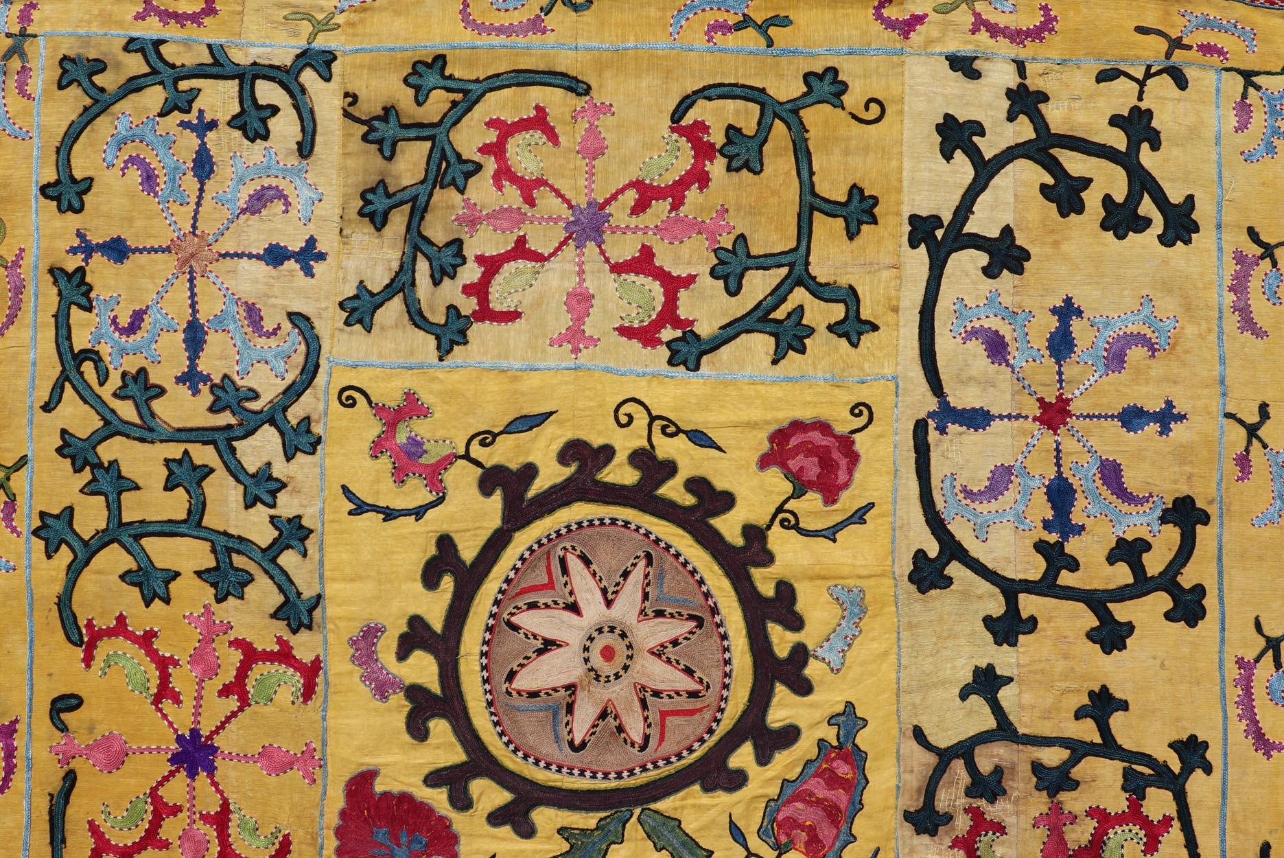 Mesures : 3'7 x 5'10

Textile ancien Suzani d'Ouzbékistan à fond jaune 3'7 x 5'10. 
Keivan Woven Arts/ tapis/B25-0603-136, pays d'origine / type : Ouzbékistan / broderie Suzani, vers 1890.

Un textile Suzani ancien de l'Ouzbékistan, dont le fond