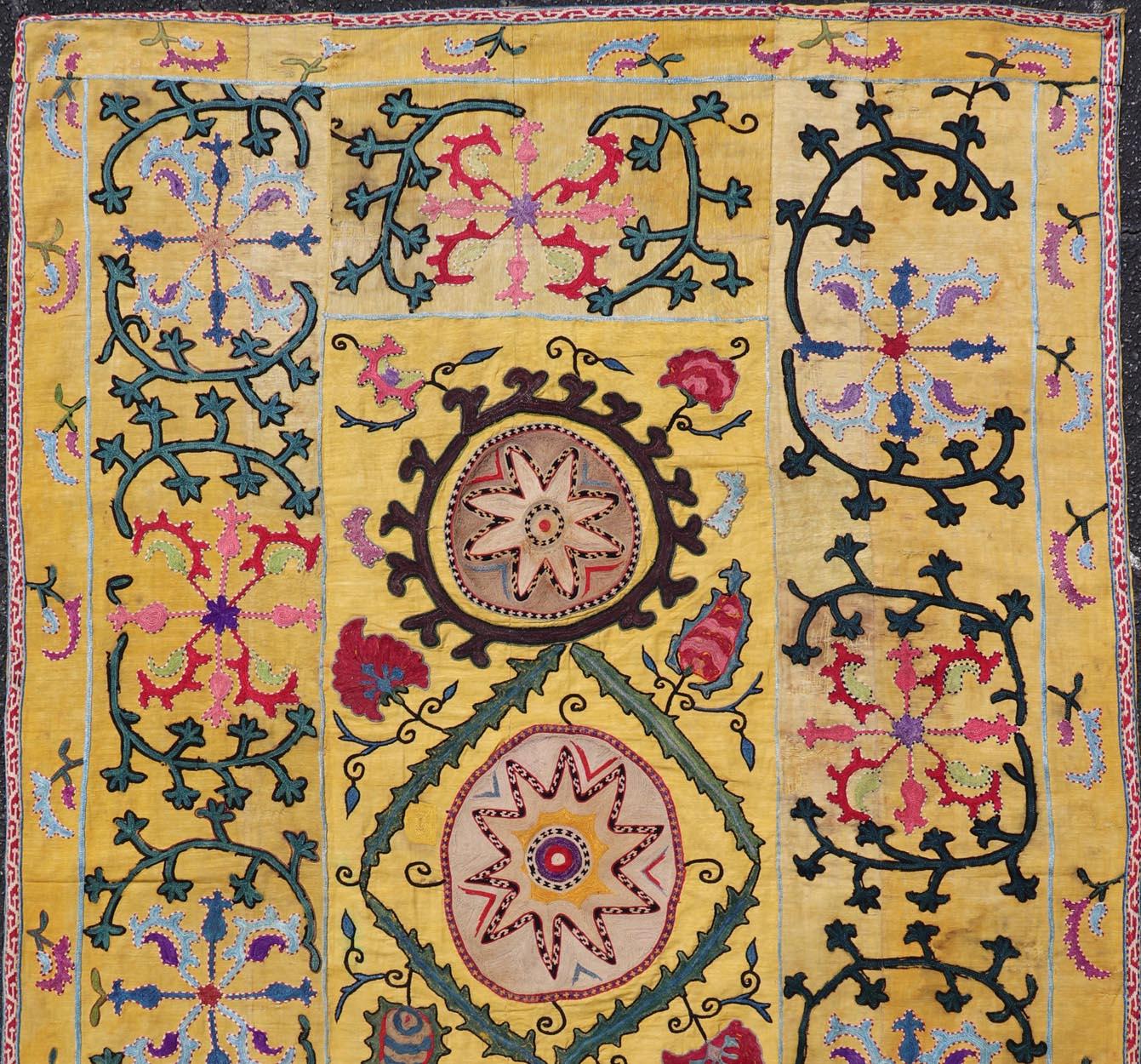 Ouzbek Textile Suzani ancien de l'Ouzbékistan à fond jaune 3'7 x 5'10 en vente
