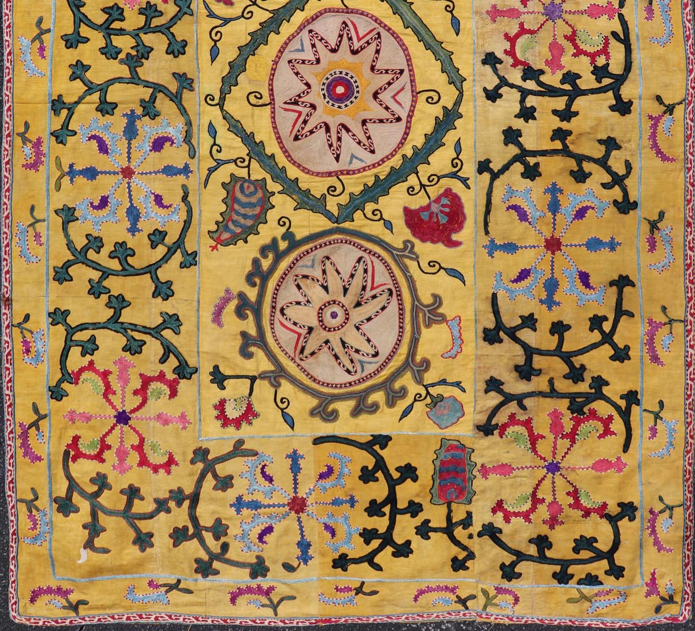 Textile Suzani ancien de l'Ouzbékistan à fond jaune 3'7 x 5'10 Bon état - En vente à Atlanta, GA