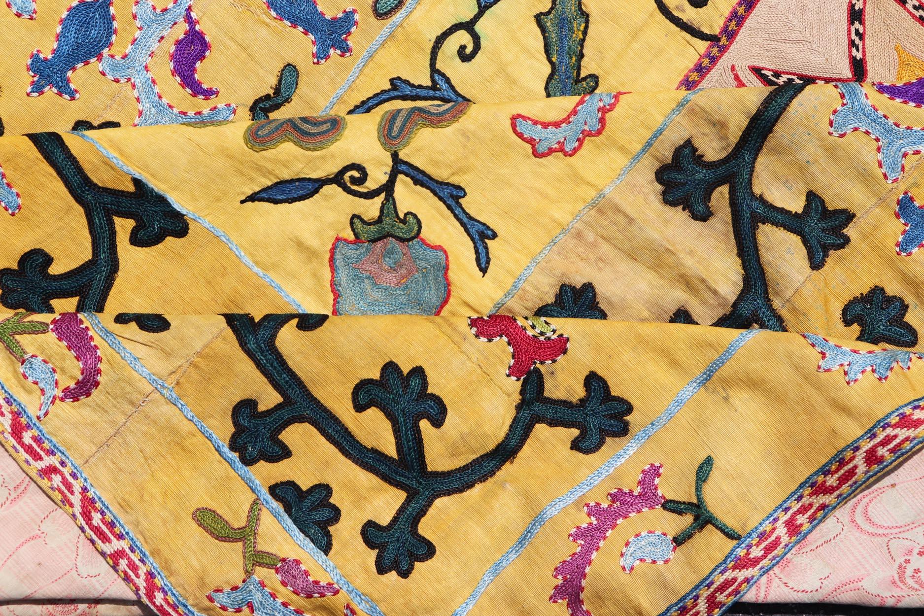 Soie Textile Suzani ancien de l'Ouzbékistan à fond jaune 3'7 x 5'10 en vente