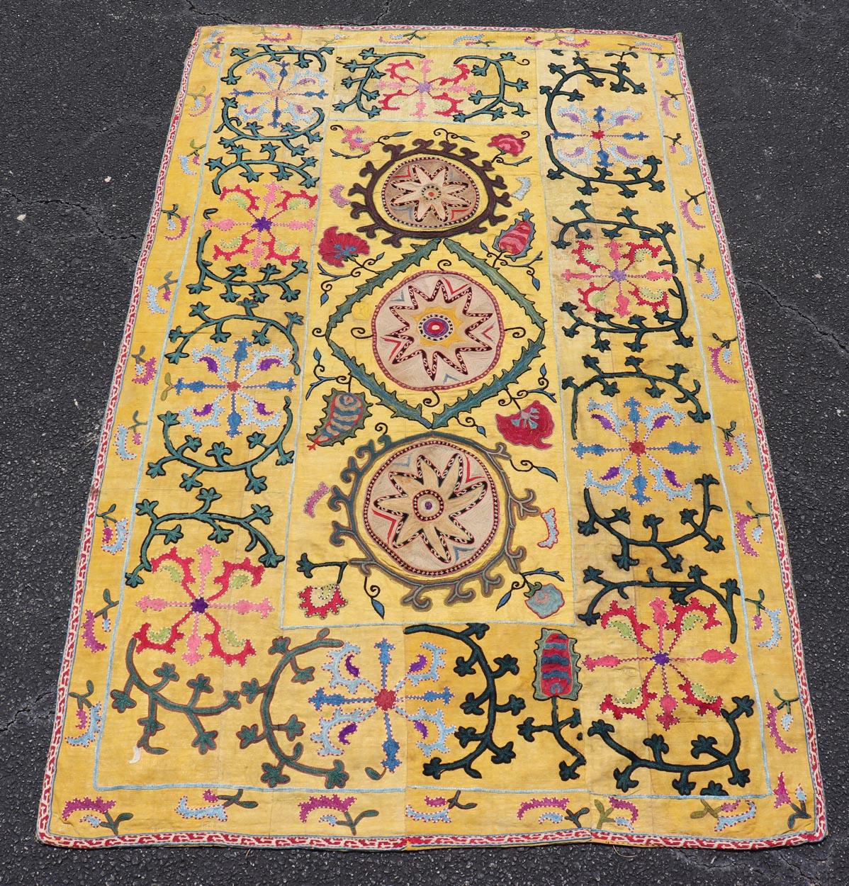 Textile Suzani ancien de l'Ouzbékistan à fond jaune 3'7 x 5'10 en vente 1