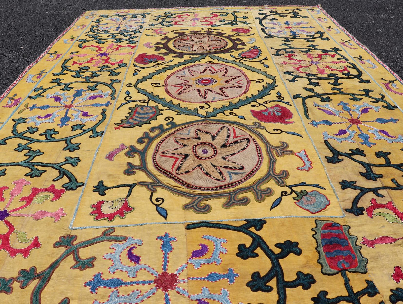 Textile Suzani ancien de l'Ouzbékistan à fond jaune 3'7 x 5'10 en vente 2