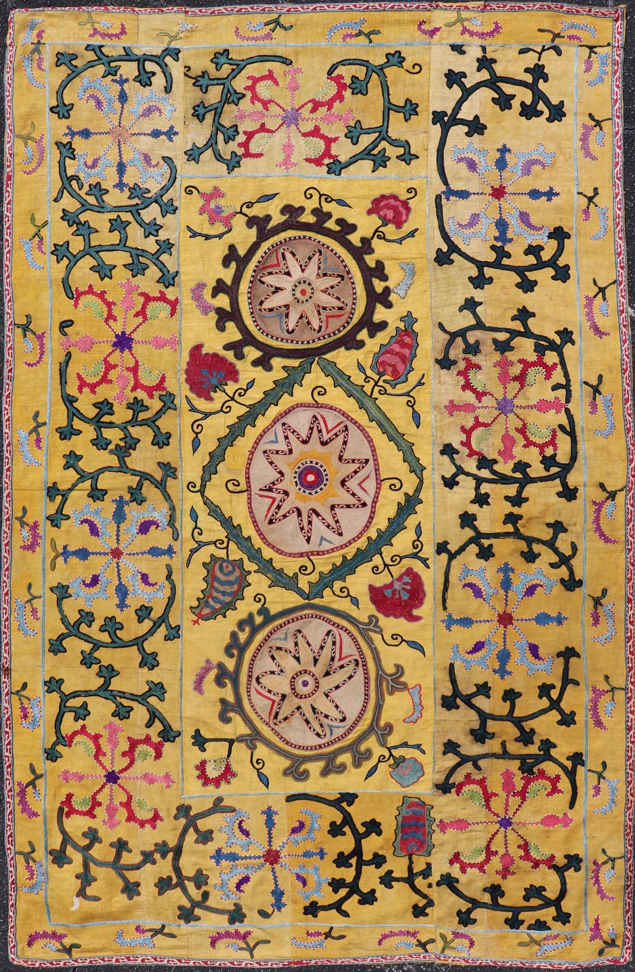Textile Suzani ancien de l'Ouzbékistan à fond jaune 3'7 x 5'10