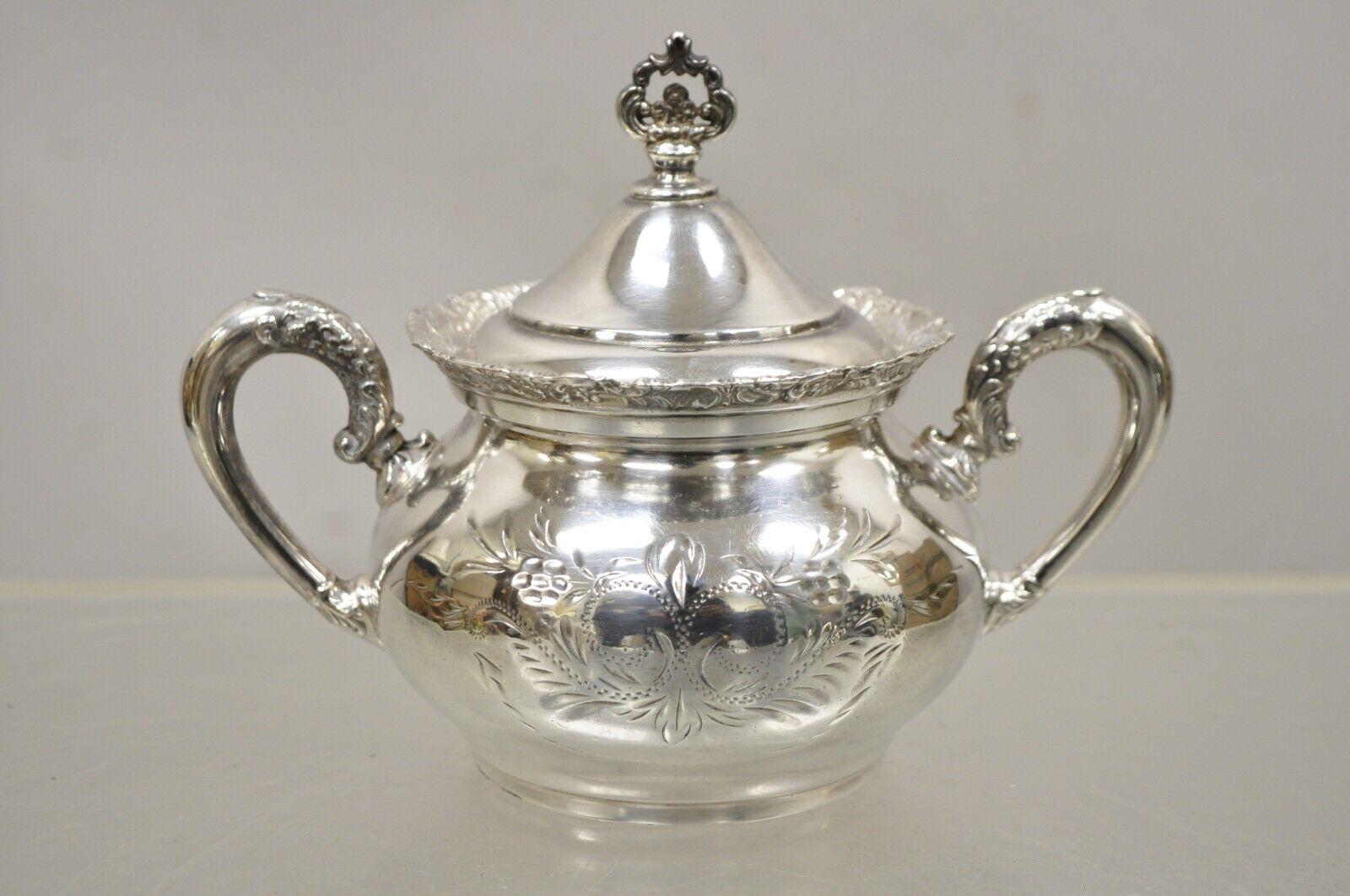 Antique Van Bergh Silver Plate Victorian Tea Serving Set - 3 Pc Set. L'article comprend (3 pièces), monogramme sur les plus petites pièces, (1) sucrier à couvercle, (1) crémier, (1) petit crémier. Circa Early 1900s. Mesures : Bol avec couvercle :