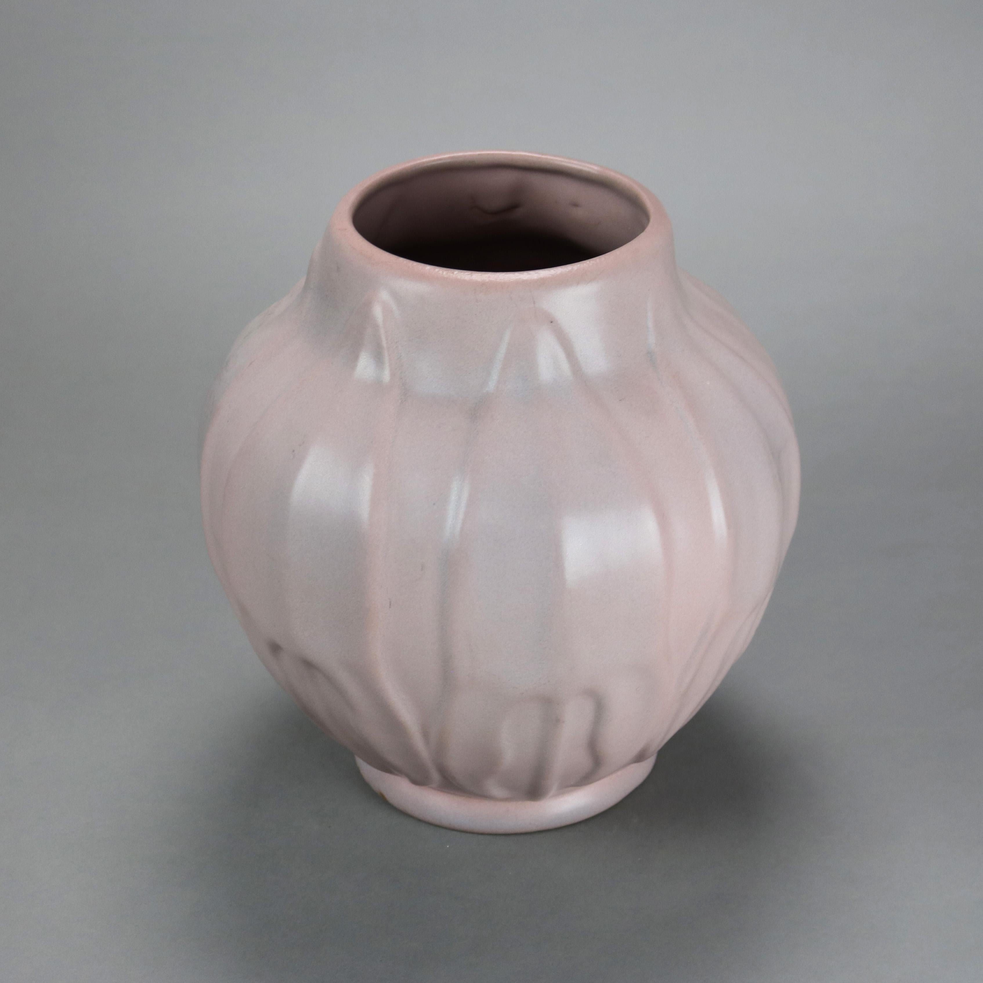Antico vaso in ceramica Van Briggle Matt Rose con foglie stilizzate lavorate a mano C1920

Misure: 10,75 