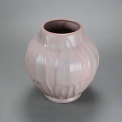 Jarrón antiguo Van Briggle de cerámica rosa mate con hojas estilizadas grabadas C1920