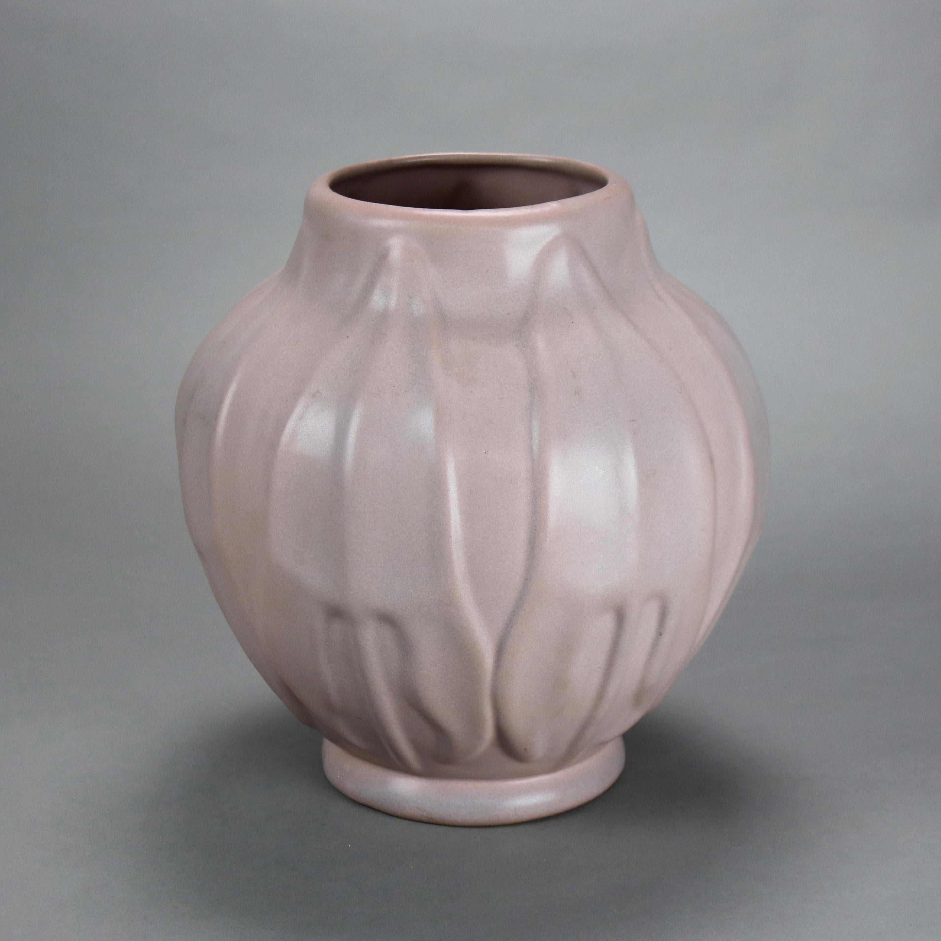 Antico vaso in ceramica Van Briggle Matt Rose con foglie stilizzate lavorate a mano C1920 In condizioni buone in vendita a Big Flats, NY